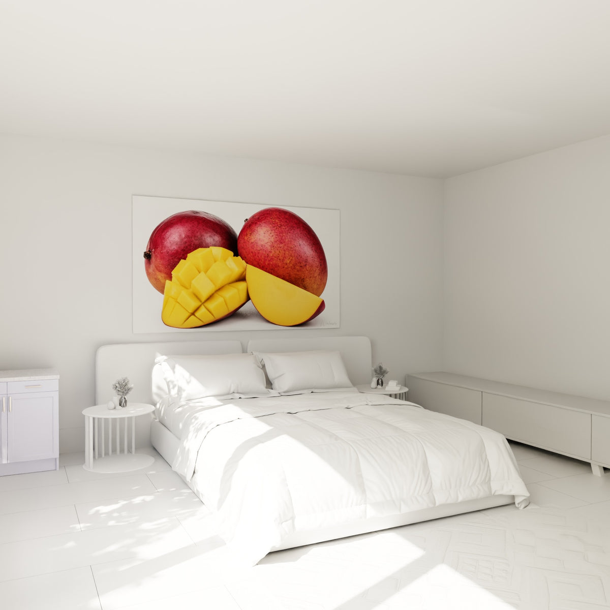 Mangue jaune et rouge tranchée au-dessus d'un lit dans une chambre claire