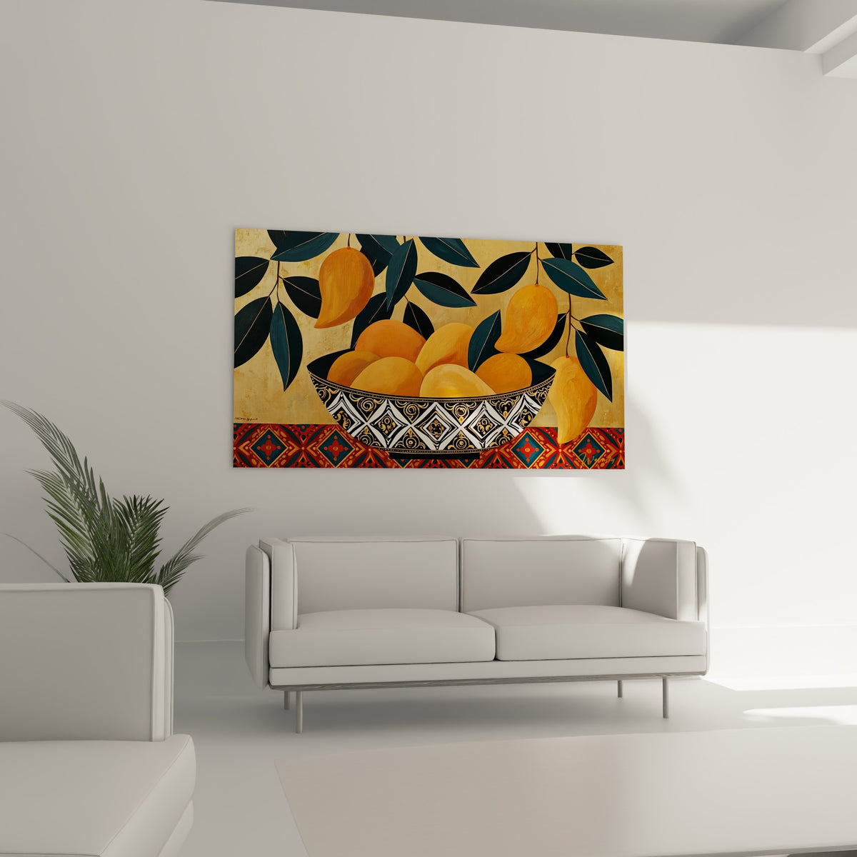 Fruits mangue orangés dans une coupe géométrique noire et blanche, au-dessus d'un canapé dans un salon lumineux