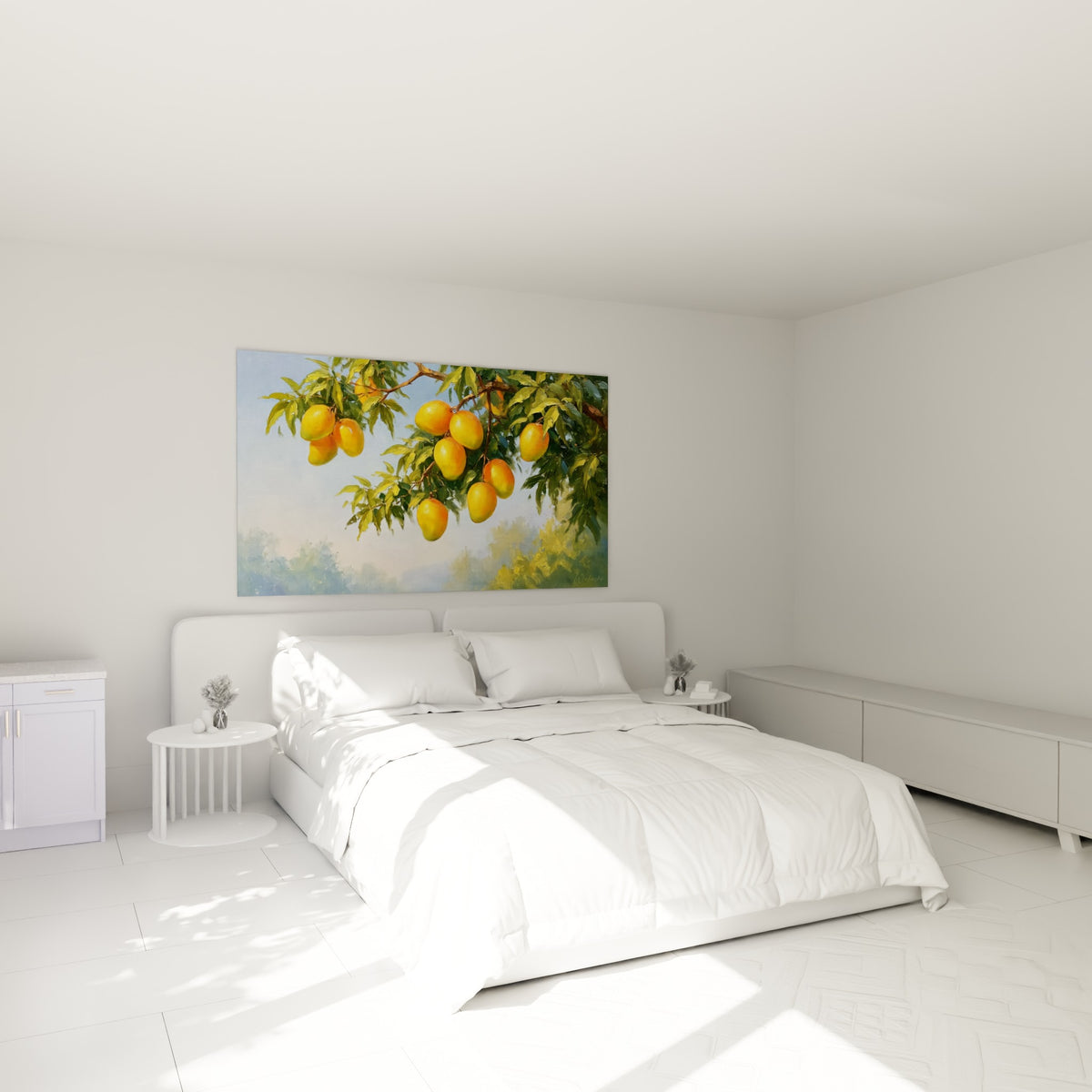 Branche de mangues orangées et feuillage vert au-dessus d'un lit dans une chambre claire