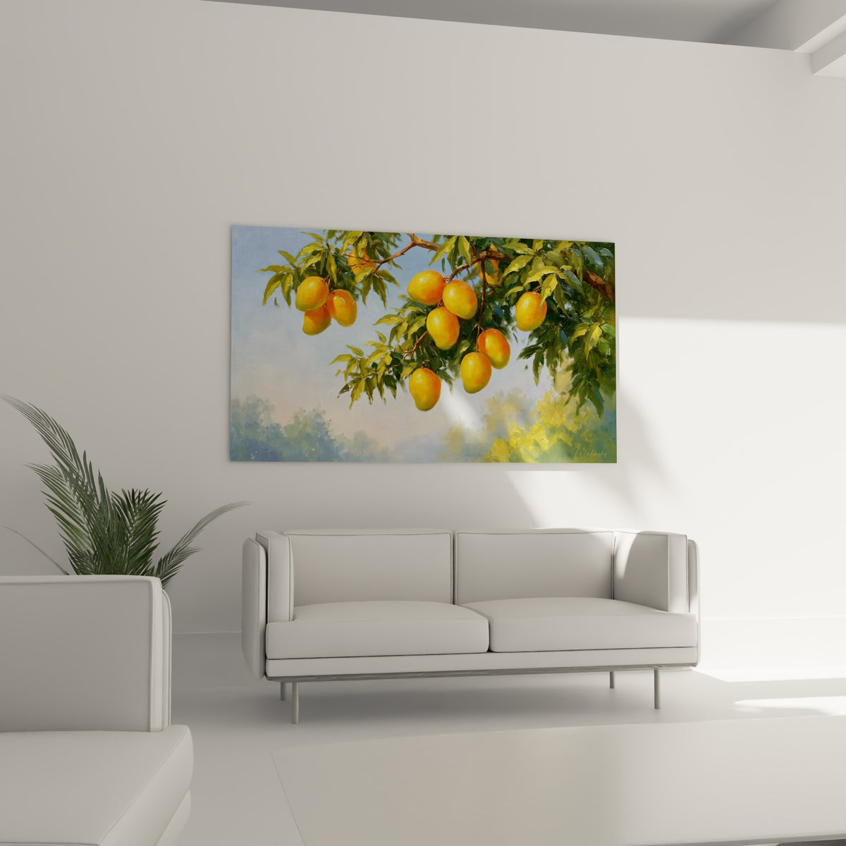 Fruits de mangue jaune et orange entourés de feuilles vertes au-dessus d'un canapé dans un salon lumineux