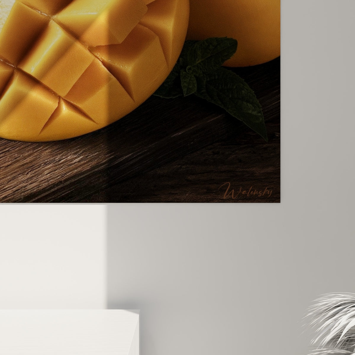 Détail des cubes de chair dorée et de la peau terracotta luisante sous une lumière latérale précise