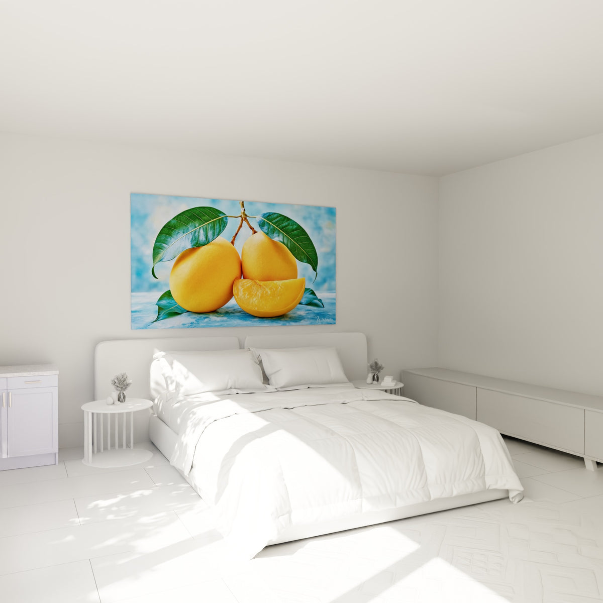 Fruits mangue orange et feuilles vertes accrochés au-dessus d'un lit dans une chambre claire