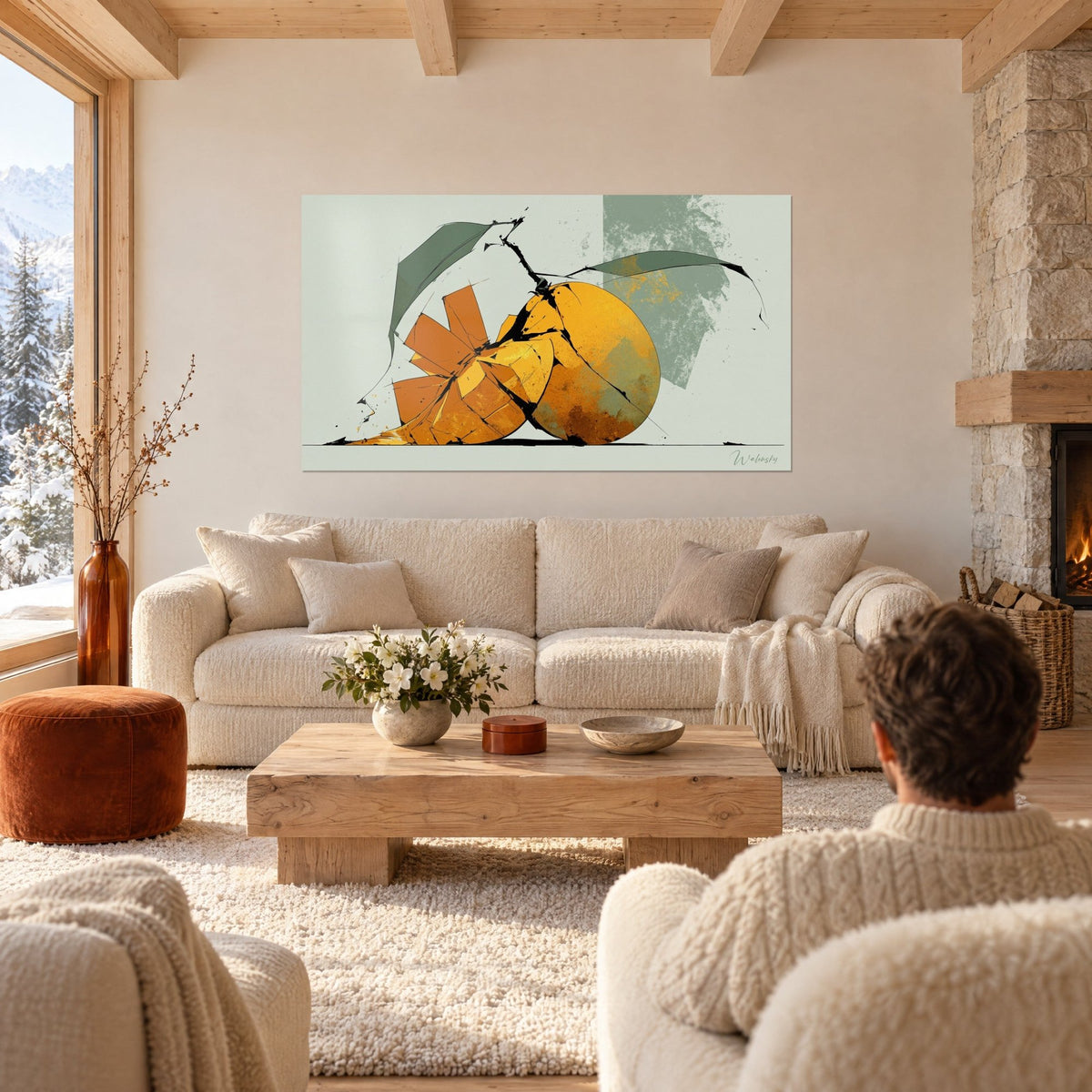 Tableau mangue ocre éclatée en quartiers orange sur fond vert sauge, couple de dos au-dessus d'un canapé dans un salon lumineux