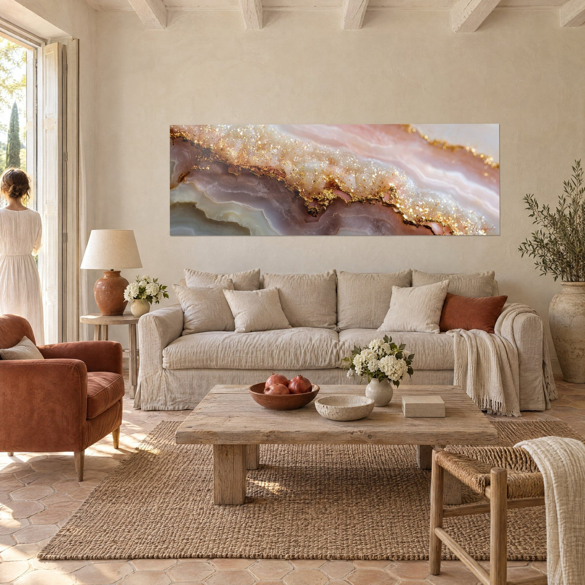 Tableau agate rosée striée d'une veine d'or pailleté, mauve et crème, au-dessus d'un canapé dans un salon lumineux