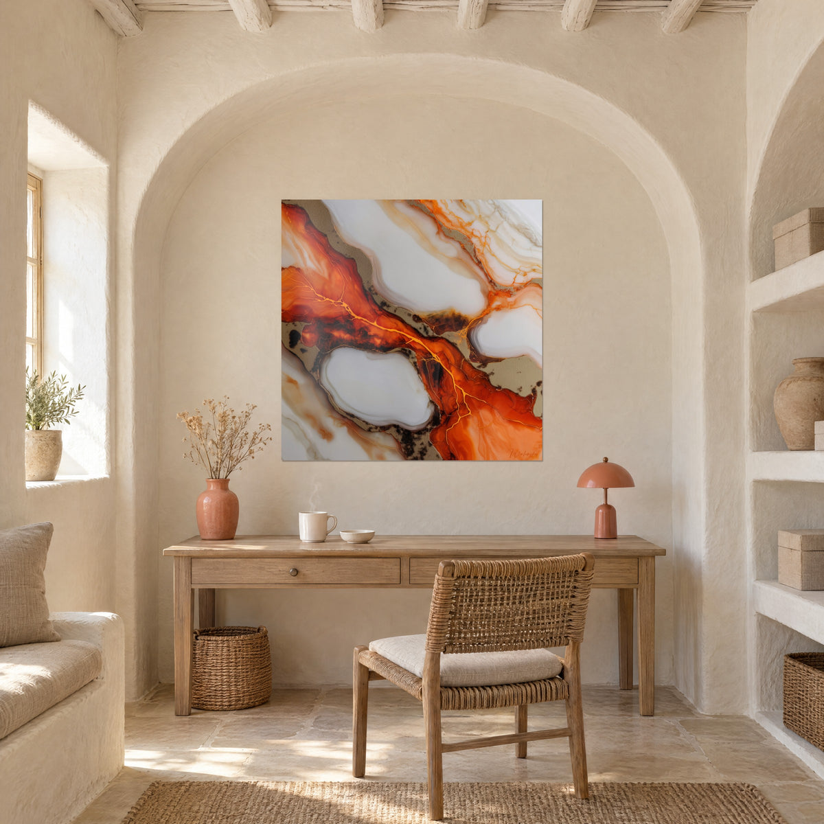 Schilderij met abstract marmer in oranje vlammen en crème, gouden lijnen, onder een witte gewelf boven een bureau van licht hout
