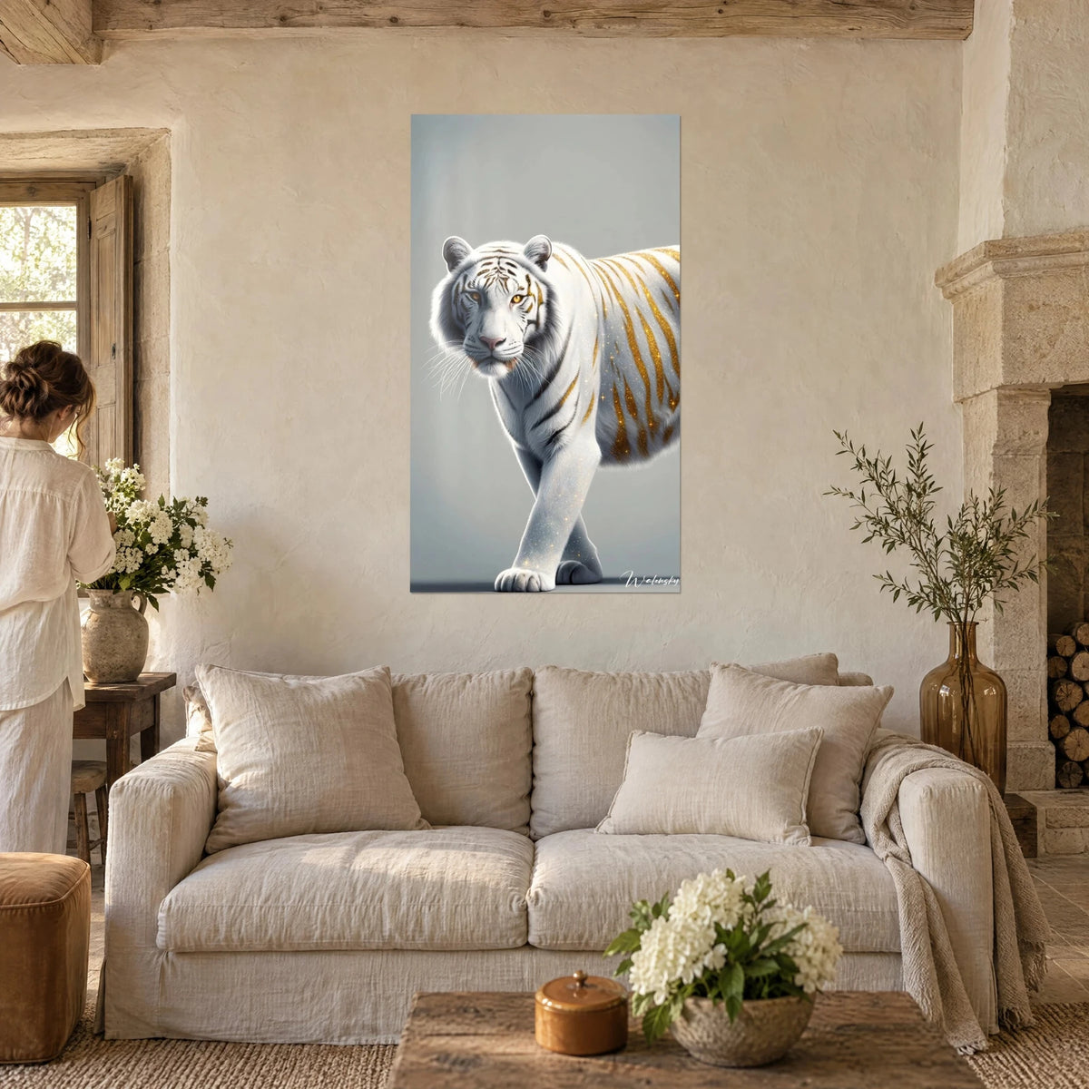 Gemälde weißer Tiger mit glitzernden goldenen Streifen, bernsteinfarbener Blick, über einem cremefarbenen Leinensofa in einem hellen Wohnzimmer