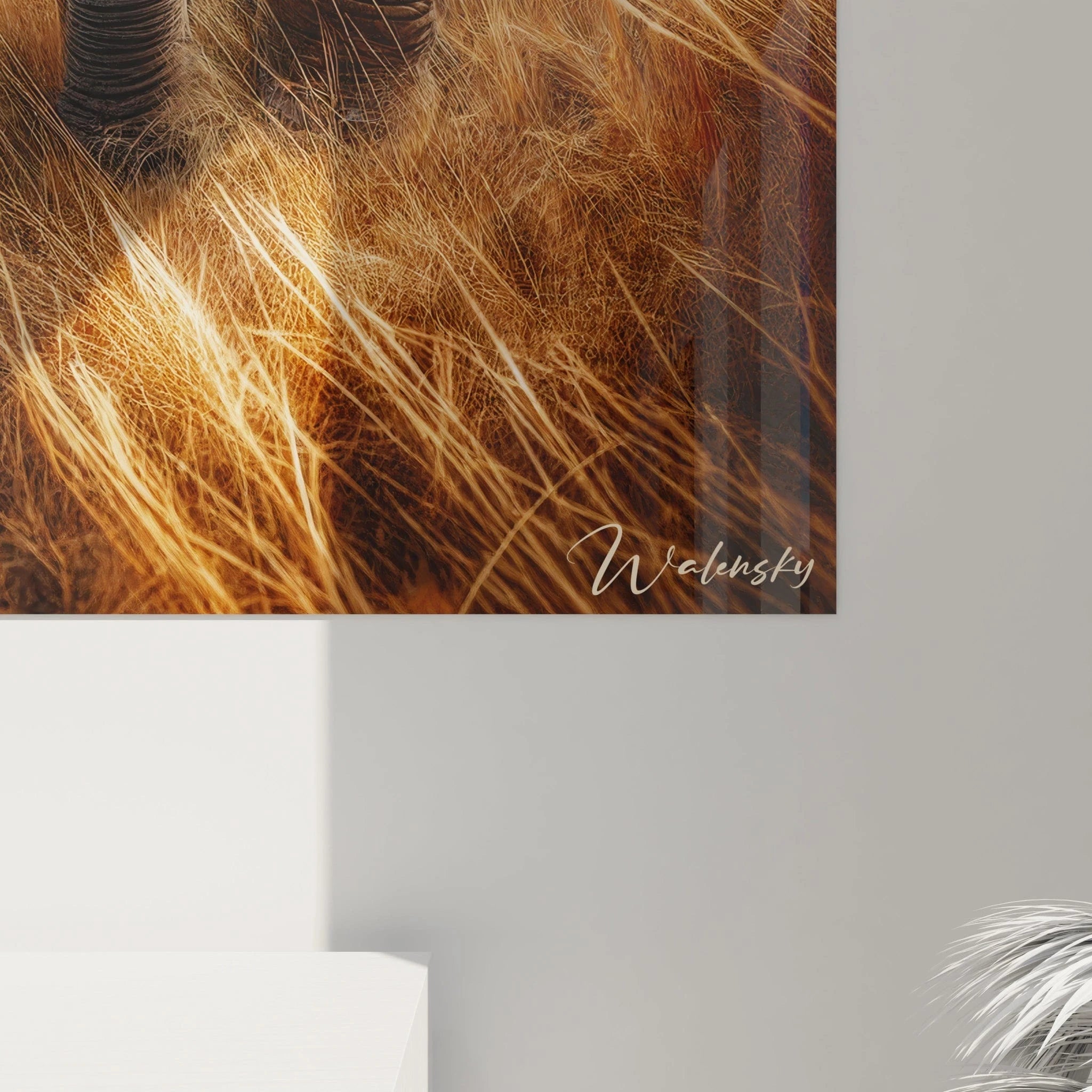 Un tableau d'animal présentant un éléphant de face sur un sentier bordé d'herbes hautes dorées. Le réalisme des détails anatomiques contraste avec l'effet géométrique de l'arrière-plan découpé en bandes horizontales de couleurs variées. Le paysage montre une savane avec point d'eau, acacias et autres éléphants visibles au loin.