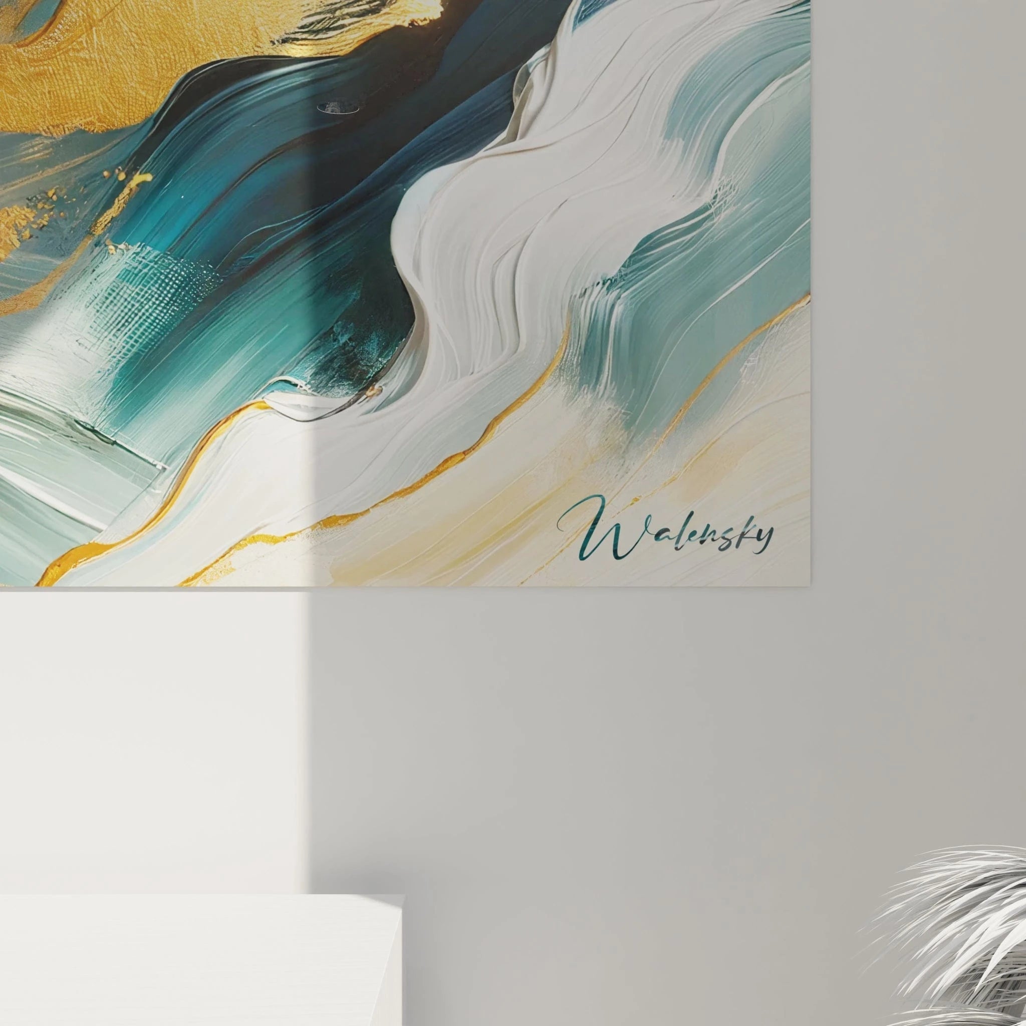 Un tableau abstrait de flux aquatiques aux accents précieux. Utilise une palette de vert jade, blanc pur, or métallisé et bleu-noir. La texture présente des couches généreuses de peinture formant des ondulations qui s'entrecroisent, avec des veines dorées brillantes qui contrastent avec les masses fluides blanches et vertes, créant un effet de mouvement et de profondeur.