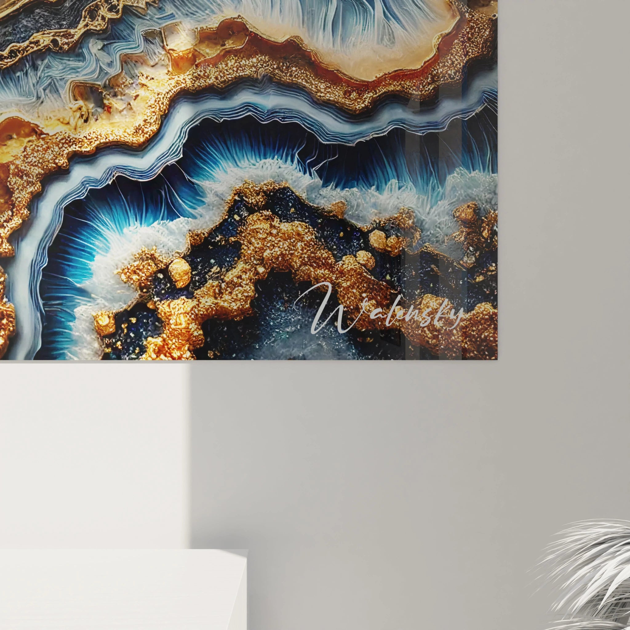 Vue rapprochée du tableau style epoxy, où les couches dorées et bleues se superposent, créant un effet lumineux qui fait penser aux trésors cachés dans les profondeurs de la terre.