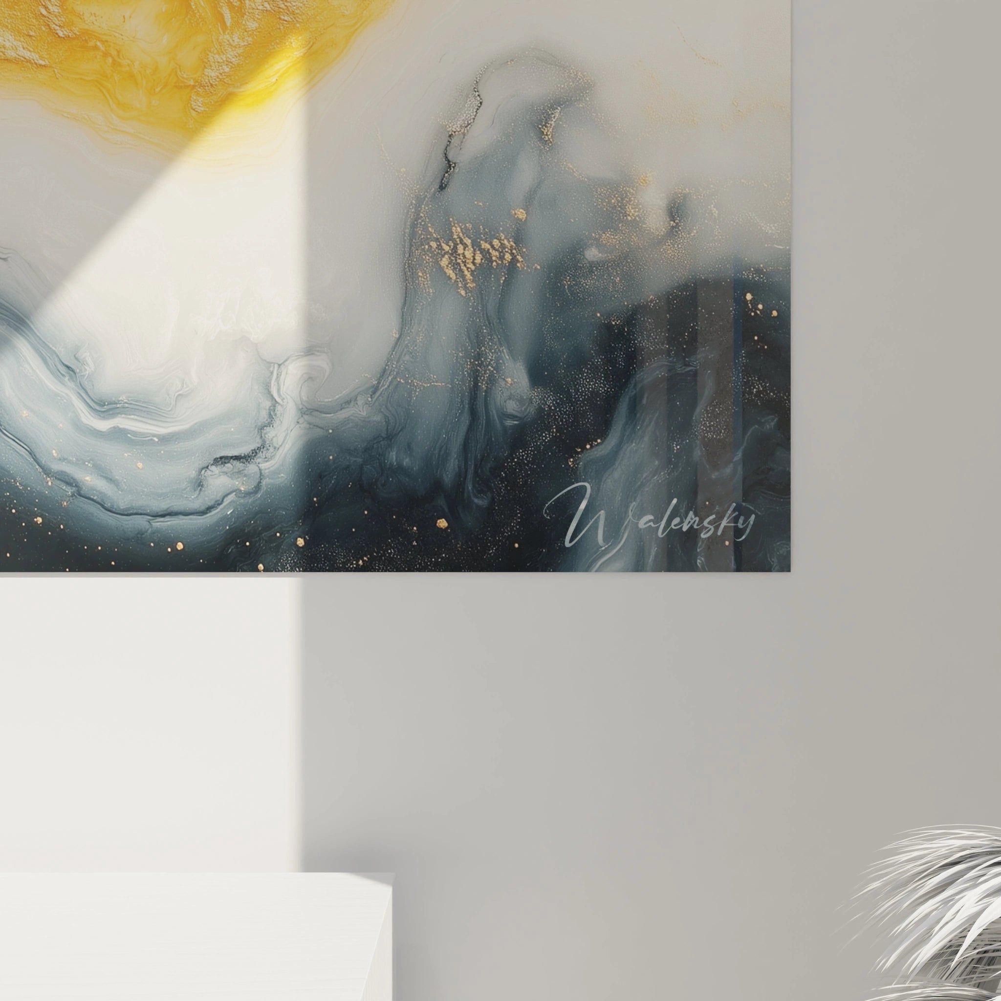 Tableau peinture abstrait Walensky avec des couleurs dorées, bleu et blanc sur fond moderne