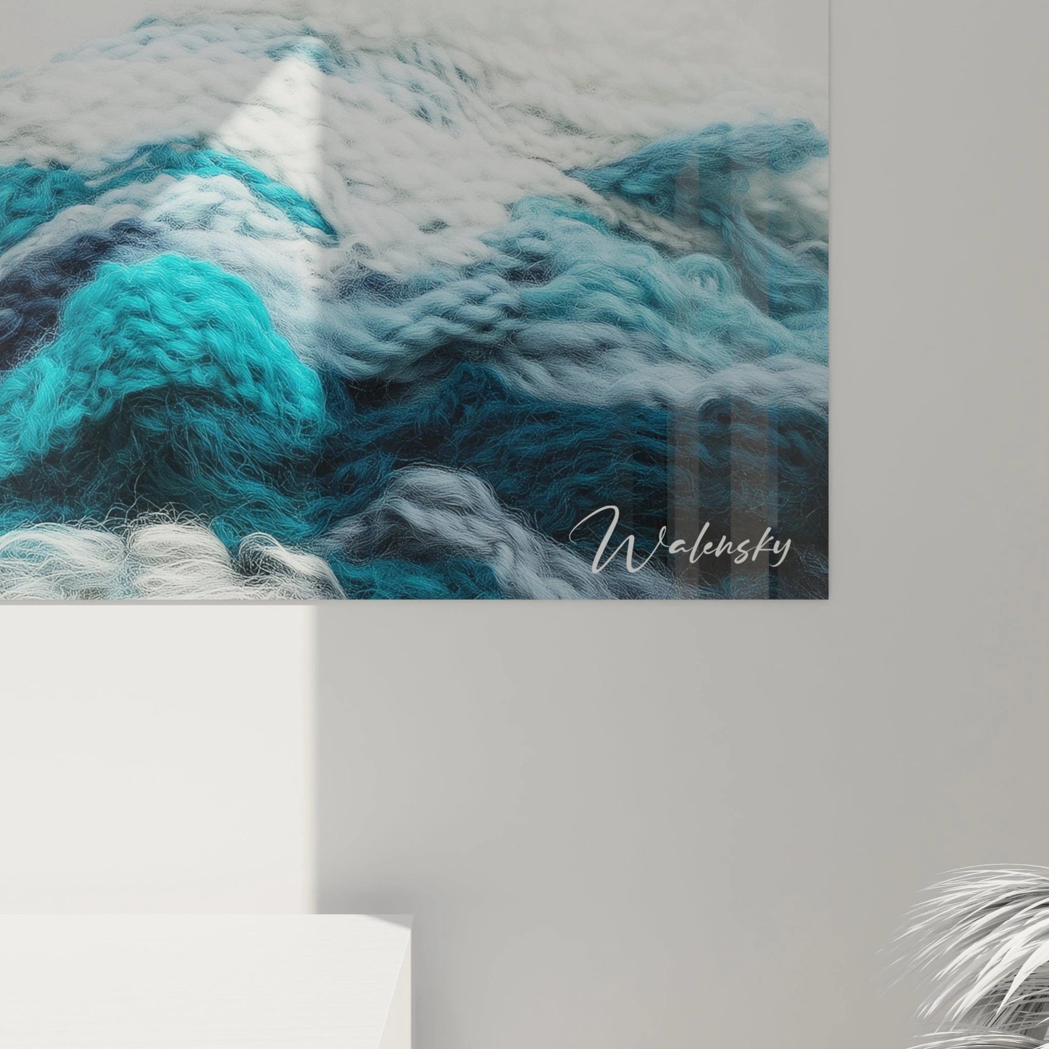 Un tableau vague marine composé de fils crochetés formant une courbe gracieuse. Les nuances de bleu profond, turquoise et blanc s'entremêlent pour créer des textures variées, depuis les zones denses des profondeurs jusqu'aux filaments aériens et vaporeux de l'écume.