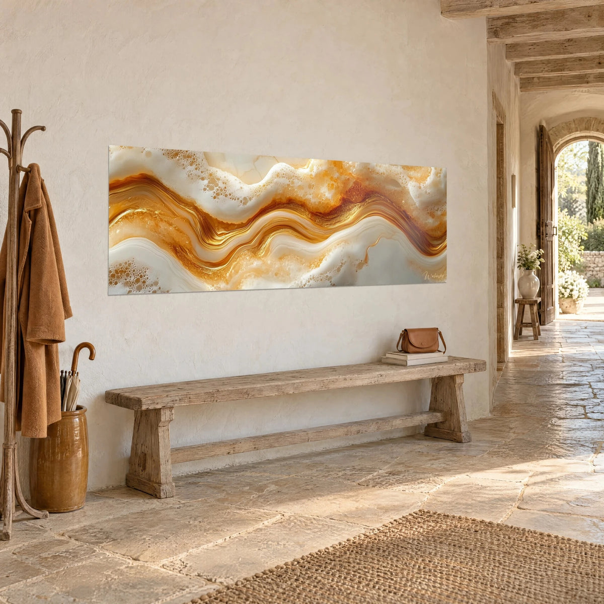 Tableau ruban ambré ondulant entre mousses crème et miel, mur d'enduit beige près d'un banc en bois, maison de pierre