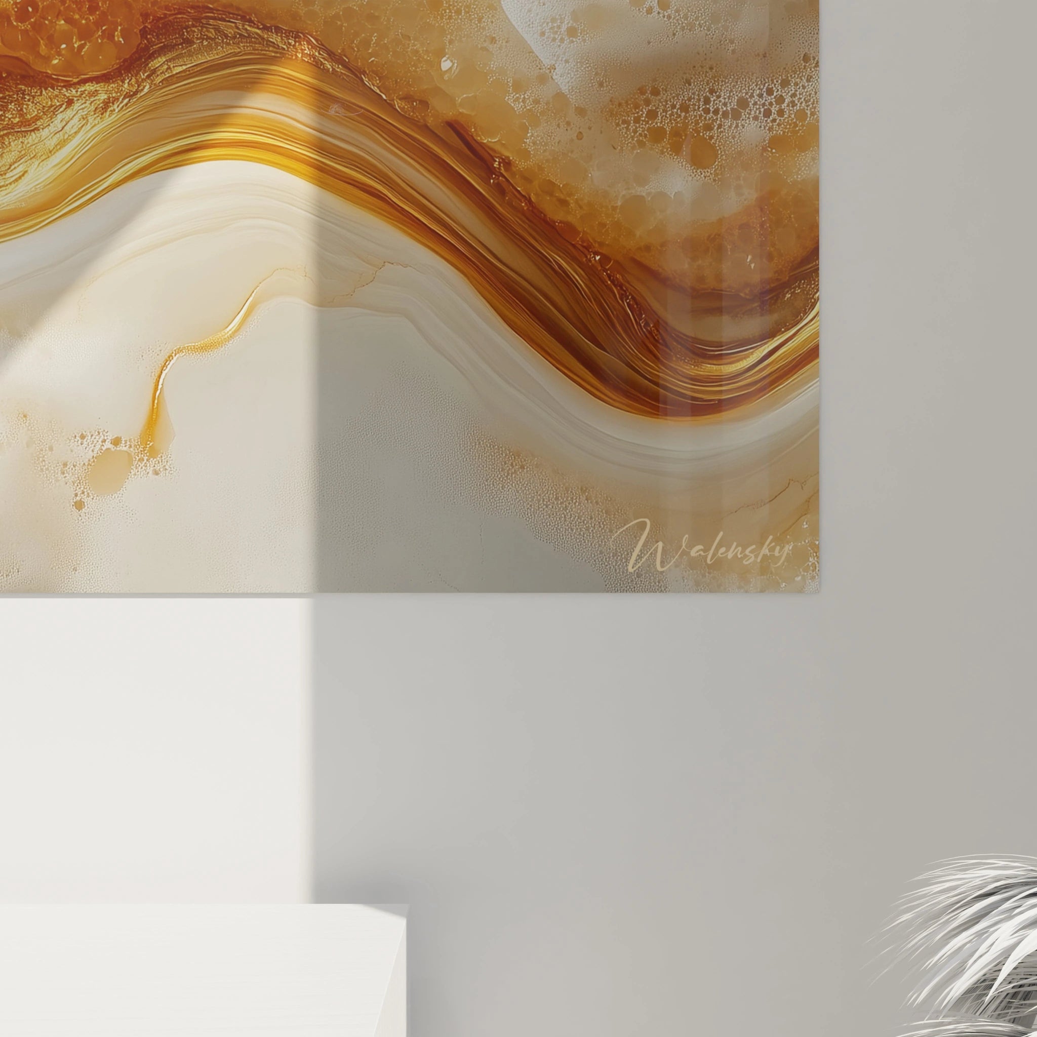 Tableau moderne abstrait de Walensky avec des nuances dorées sur fond crème, parfait pour décorer votre mur