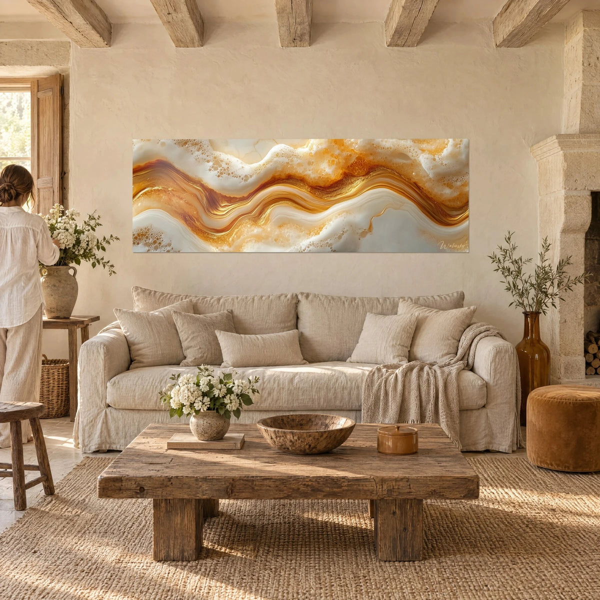Tableau vague d'or fluide serpentant sur fond ivoire, deux passants de dos, au-dessus d'un canapé dans un salon lumineux