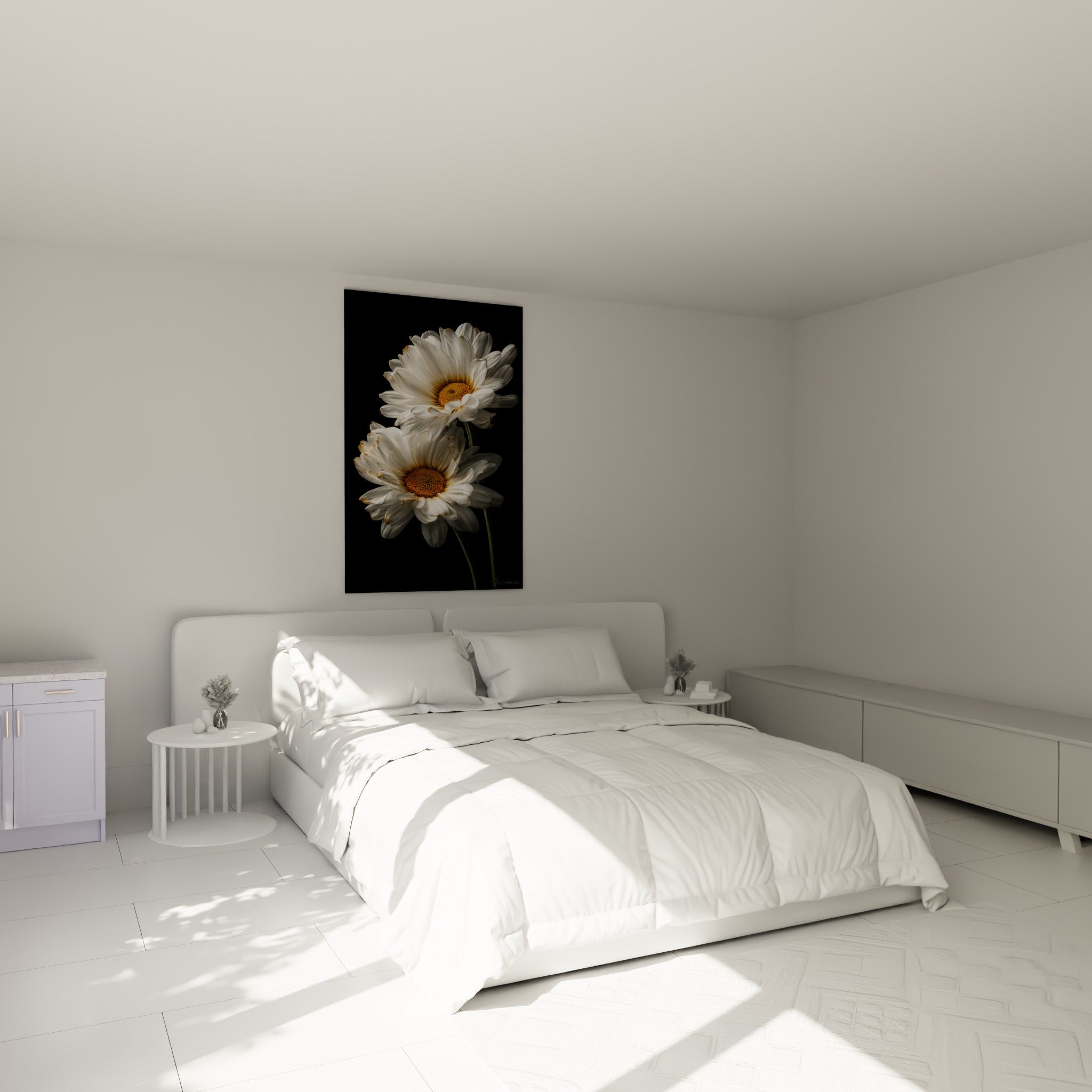 Deux marguerites blanches aux cœurs dorés accrochées au-dessus d'un lit dans une chambre claire