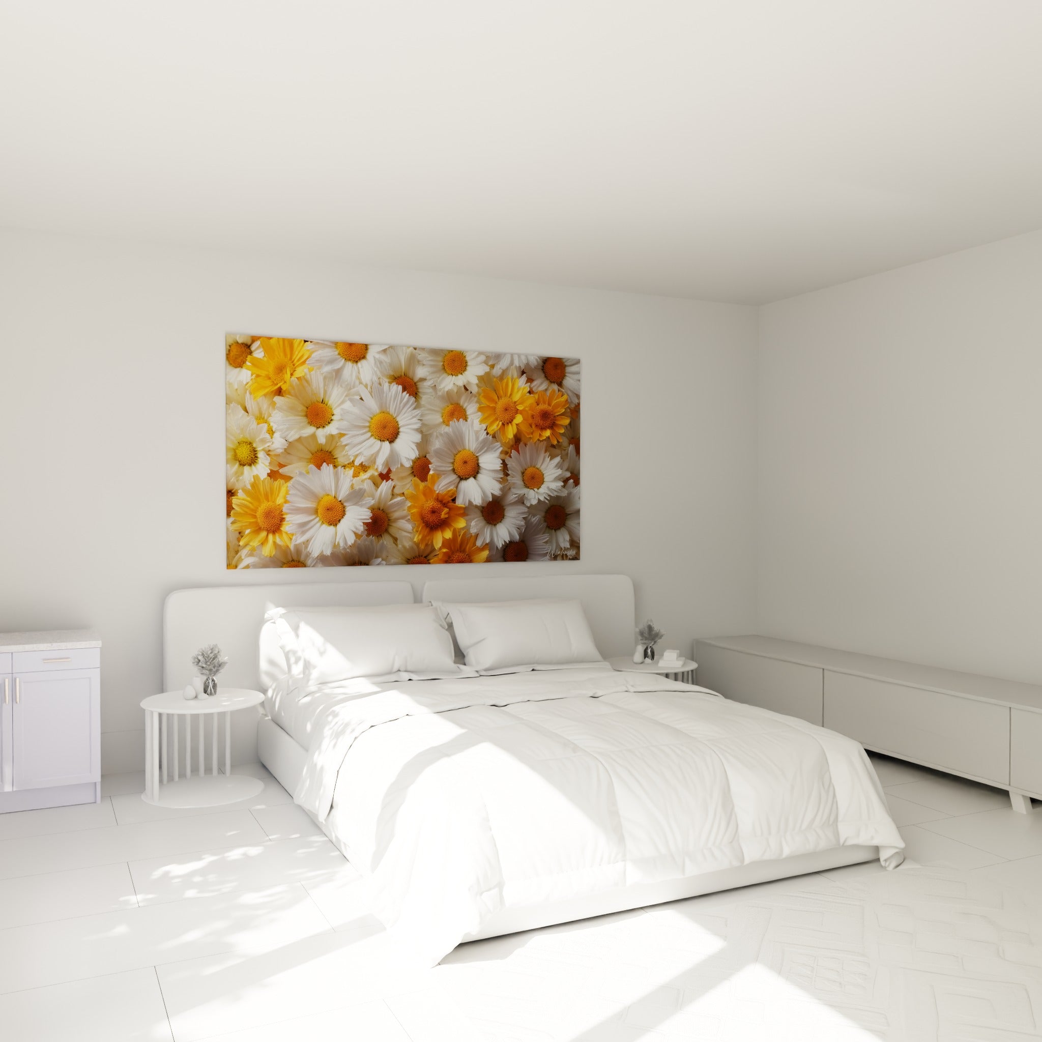 Fleurs de marguerite blanches et orange au-dessus d'un lit dans une chambre claire