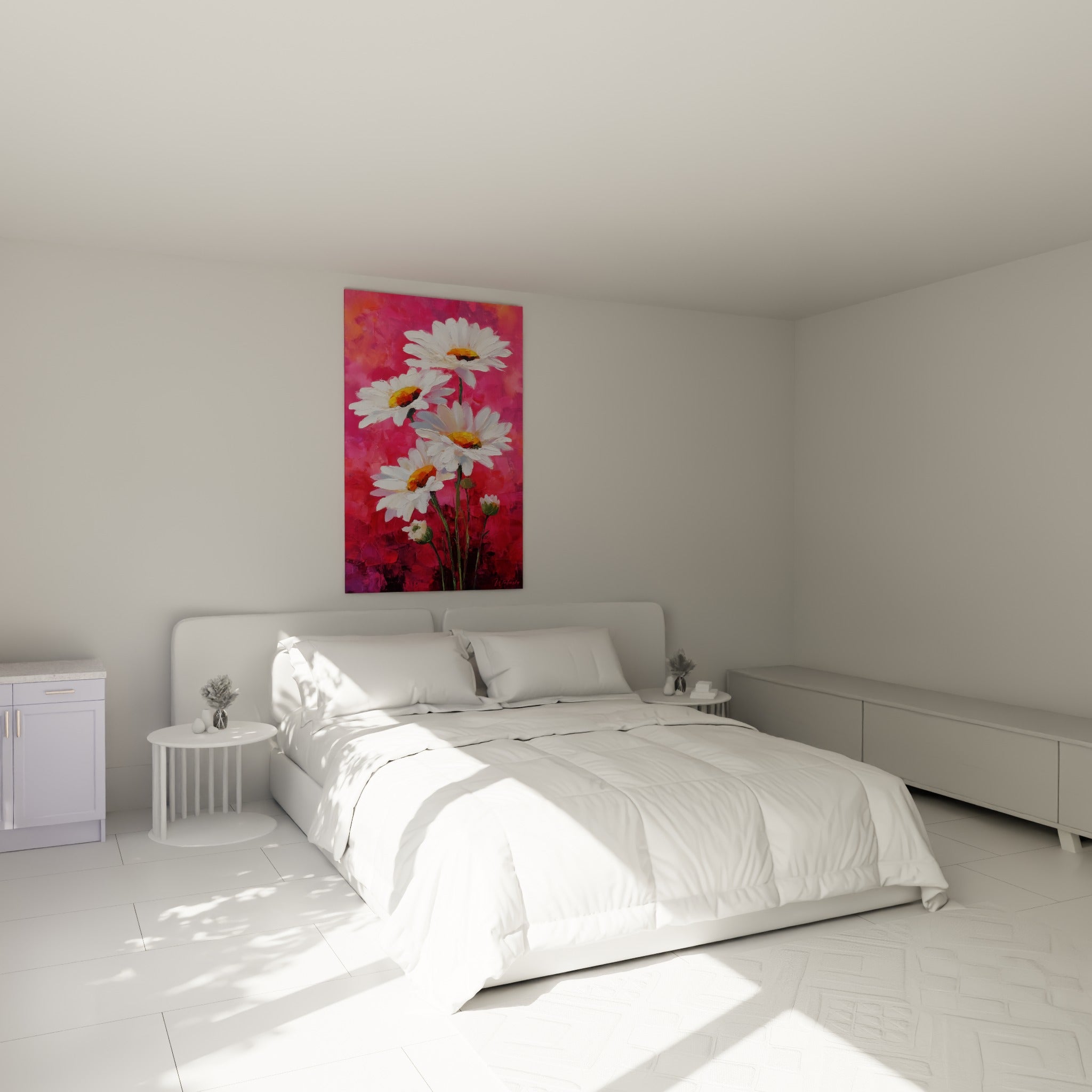 Bouquet de marguerites blanches et fuchsia au-dessus d'un lit dans une chambre claire