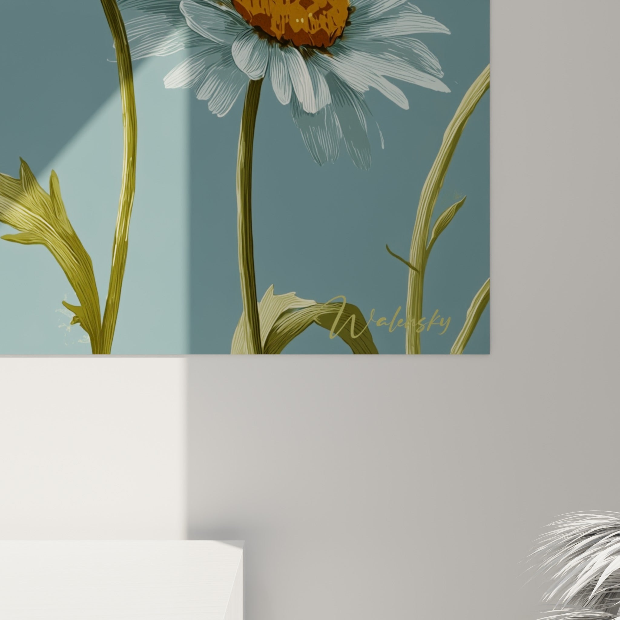 Détail des pétales blancs striés et du cœur jaune doré d'une marguerite, grain fin et reflet bleu ardoise