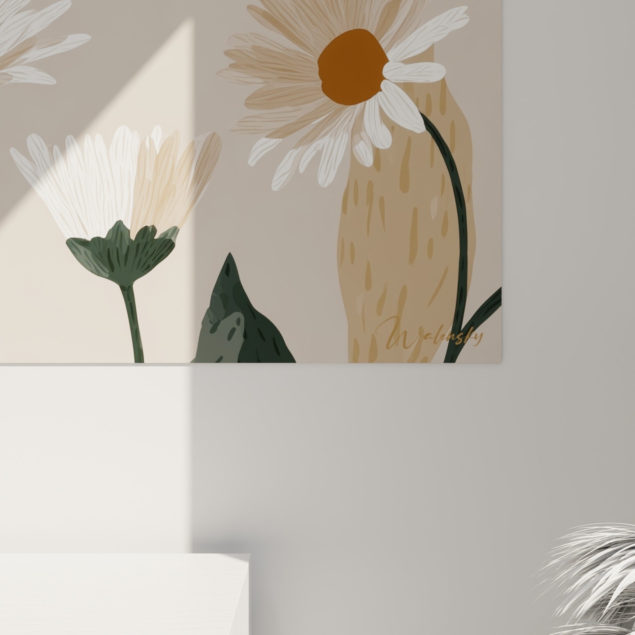 Détail des pétales blancs texturés et du cœur ocre dense d'une marguerite, tiges anthracite se touchant sur fond beige