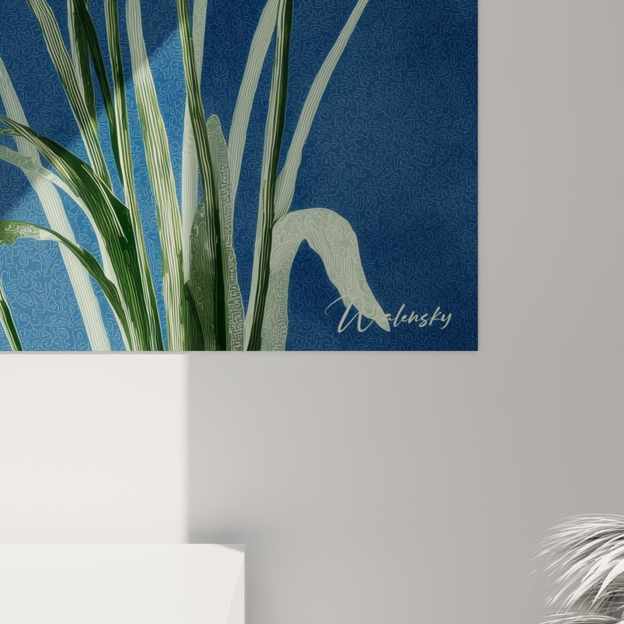 Détail des pétales blancs finement tracés et du cœur doré texturé, contraste marqué avec le fond bleu marine profond