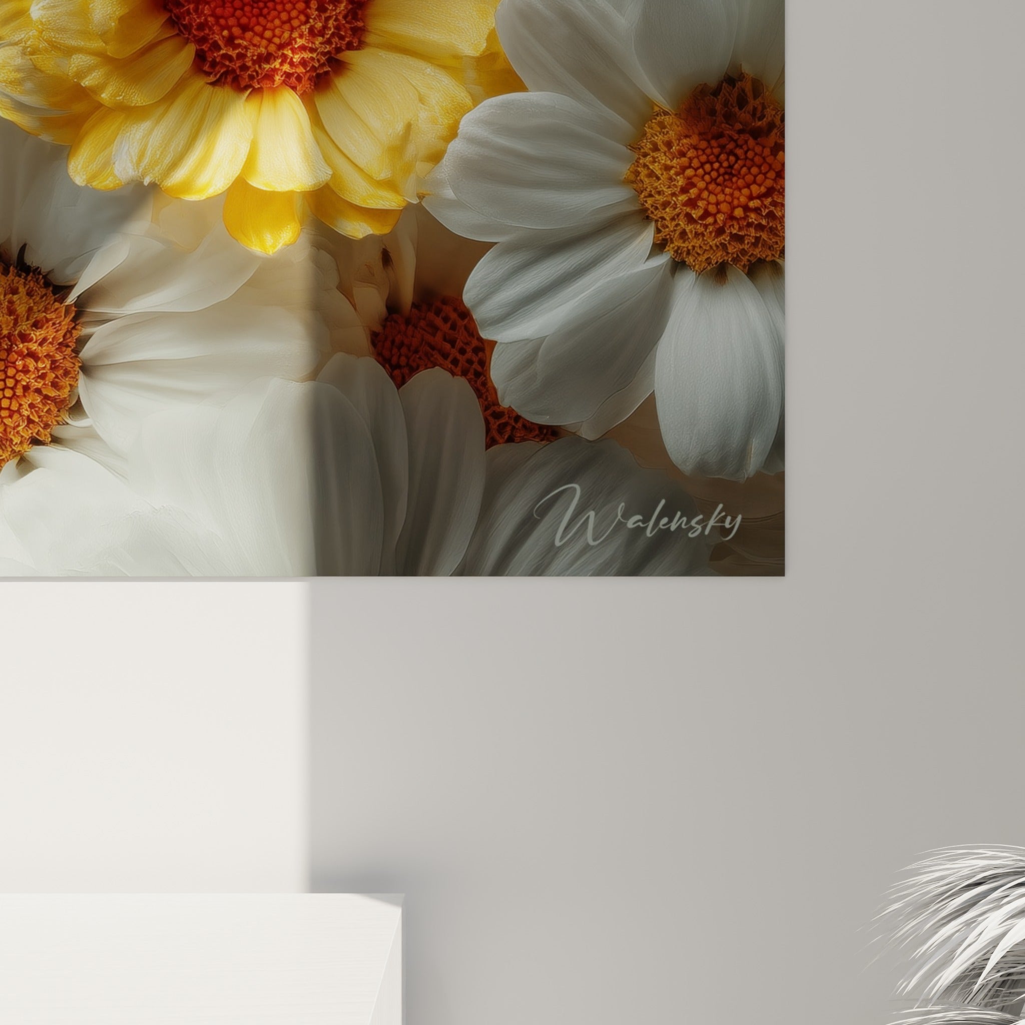 Détail des pétales blancs texturés et des cœurs orange cuivré de ce tableau marguerite accroché au mur