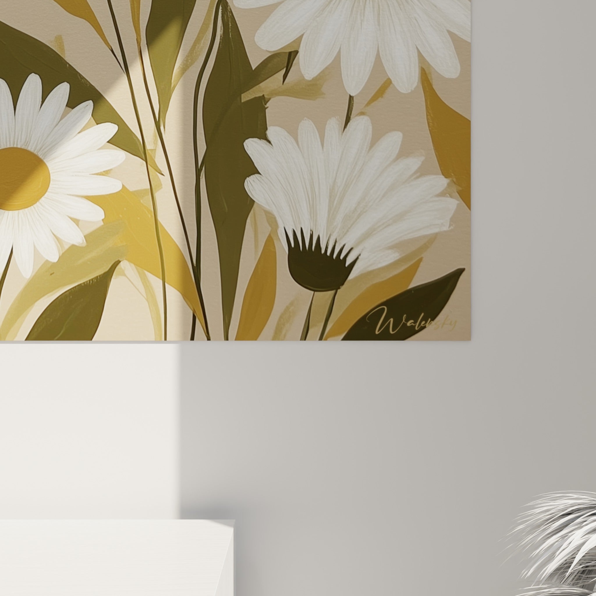 Détail des pétales blancs texturés et du cœur ocre d'une marguerite, touches peintes visibles sur fond beige