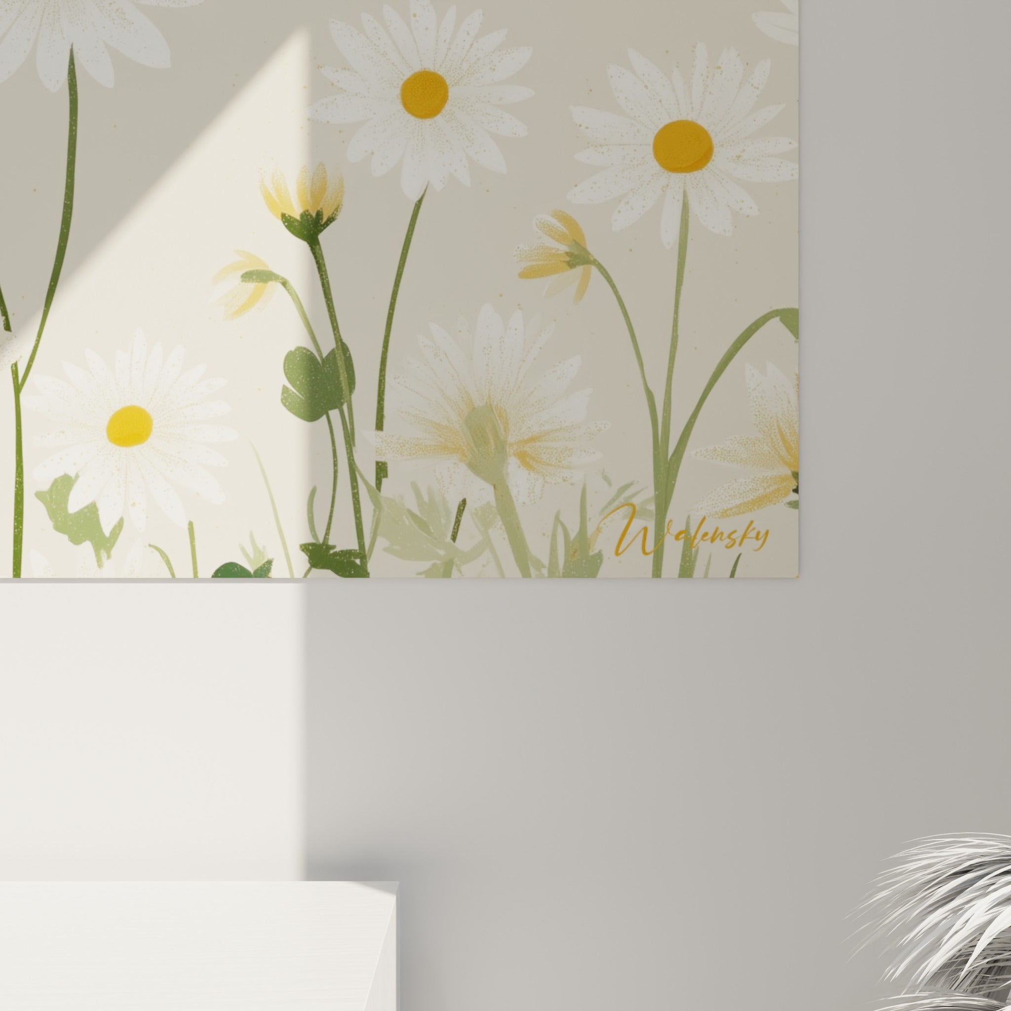 Détail des pétales blancs texturés et cœurs orangés des marguerites, grain fin sur fond ivoire