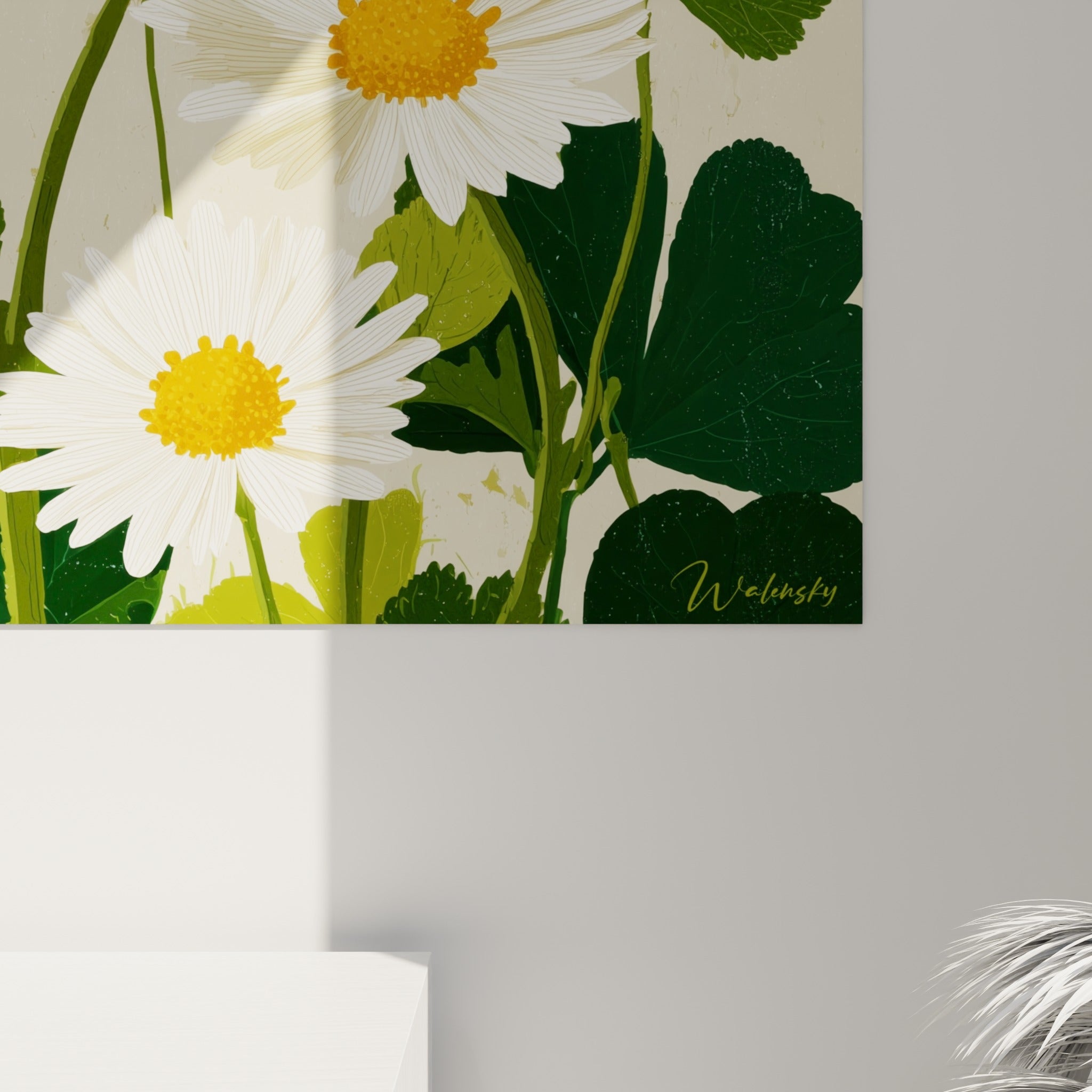 Détail du cœur orangé texturé d'une marguerite blanche, grain du fond ivoire visible de près