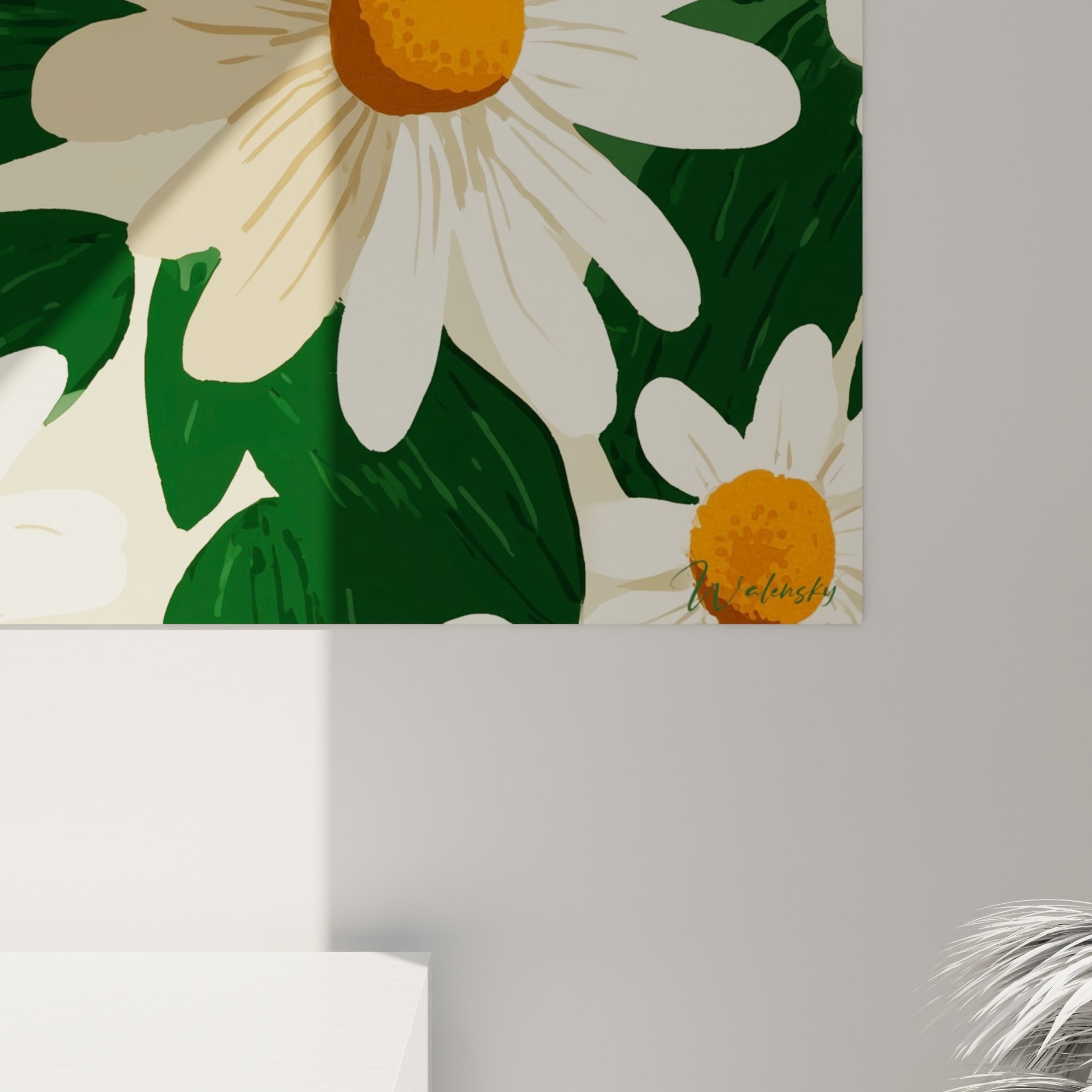 Détail des pétales beige et blancs, cœur orange texturé, fond vert foncé strié à l'impression
