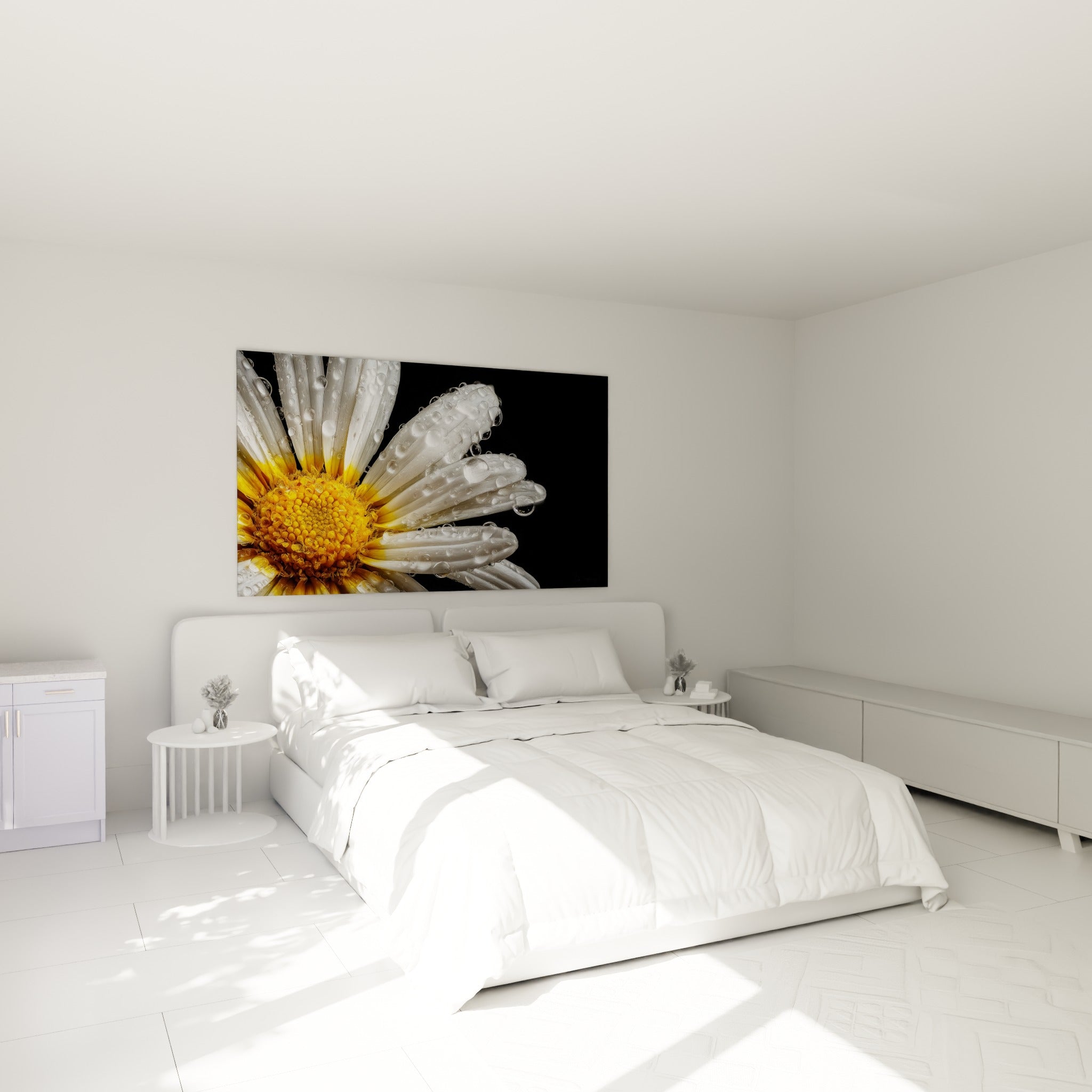 Pétales blancs et cœur doré de cette marguerite ornant le mur au-dessus d'un lit dans une chambre claire