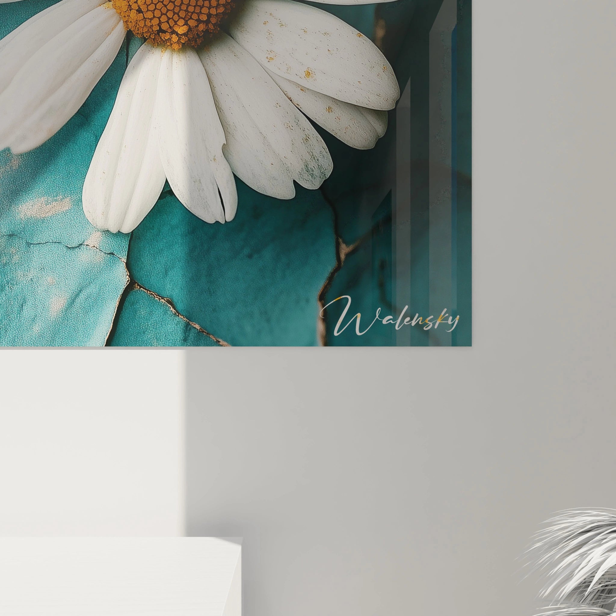 Un tableau marguerite nature montrant des fleurs blanches avec un cĆur jaune vif, disposĂ©es sur un fond bleu patinĂ© et craquelĂ©, avec des textures marquĂ©es et des variations de teintes visibles.