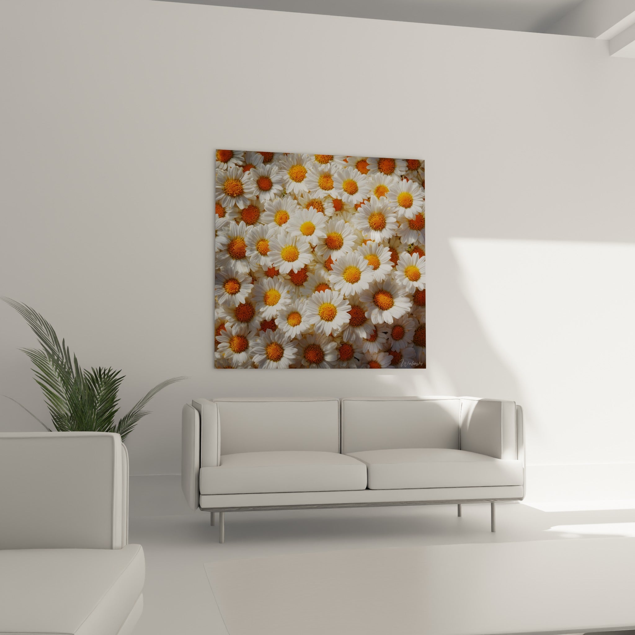 Bouquet dense de marguerites blanches et dorées accroché au-dessus d'un canapé dans un salon lumineux