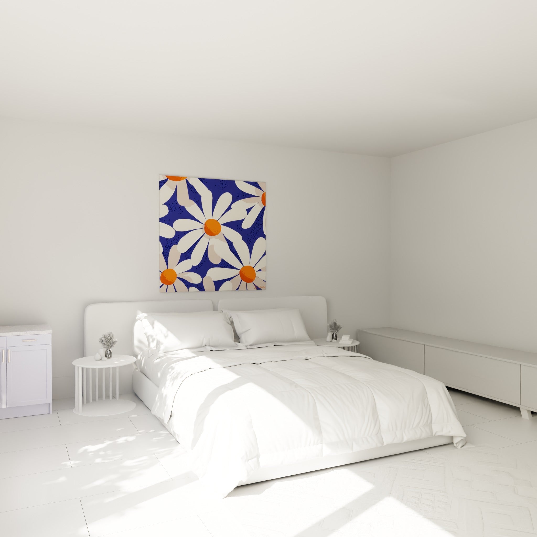 Pétales crème et fond bleu profond de la marguerite au-dessus d'un lit dans une chambre claire