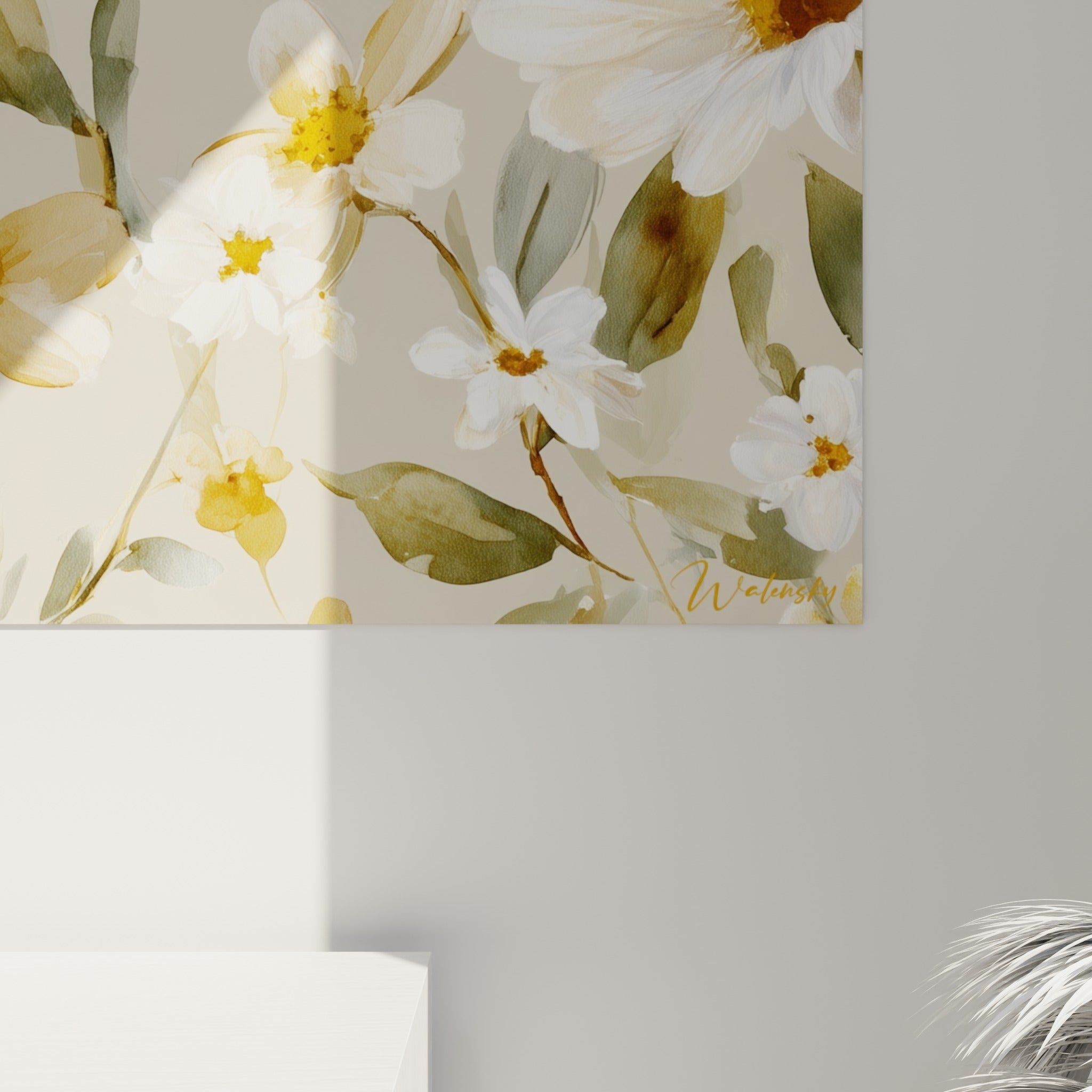 Grain aquarelle visible sur les pétales blancs et cœur jaune doré d'une marguerite en gros plan