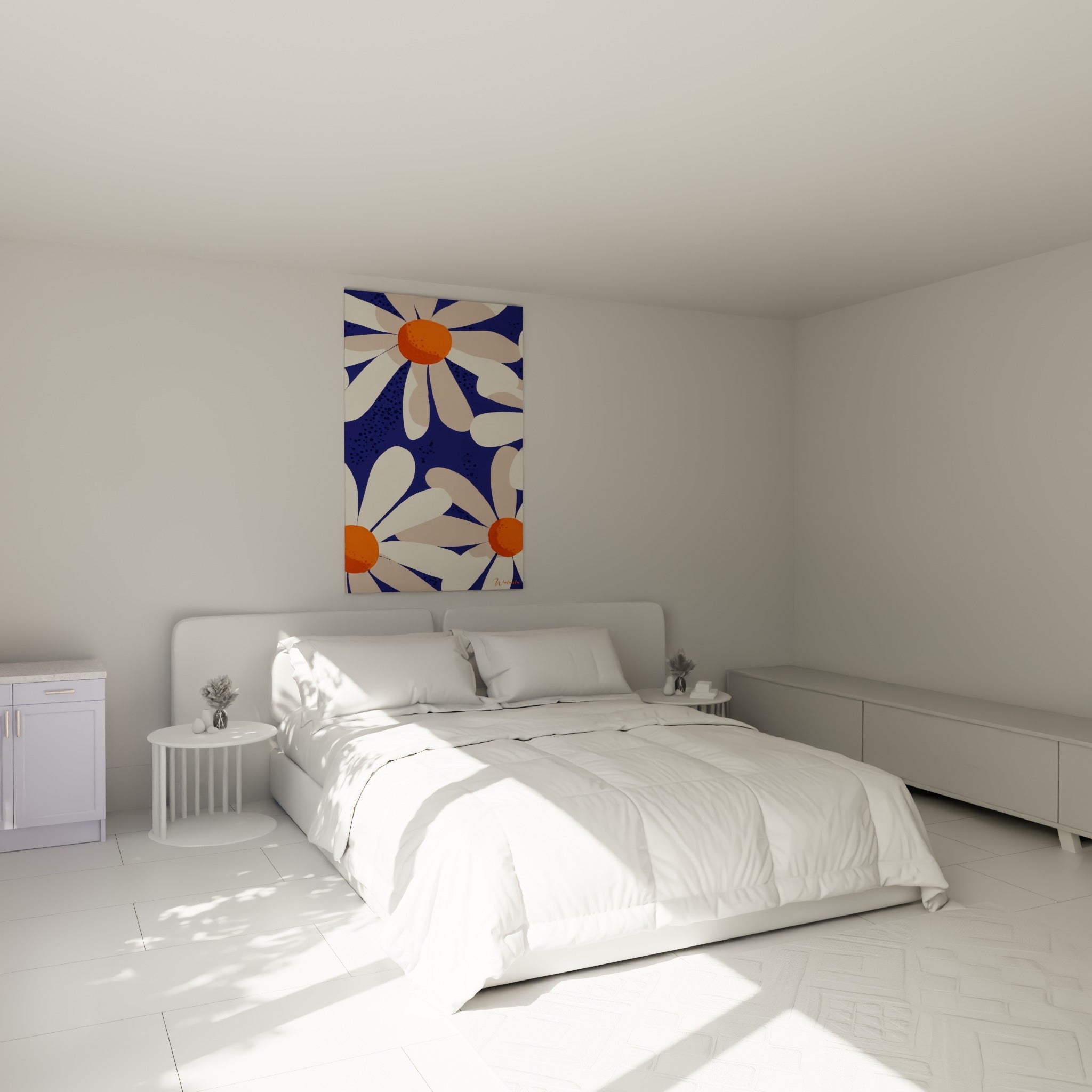 Fleurs crème et beige aux centres orangés sur bleu marine, accrochées au-dessus d'un lit dans une chambre claire