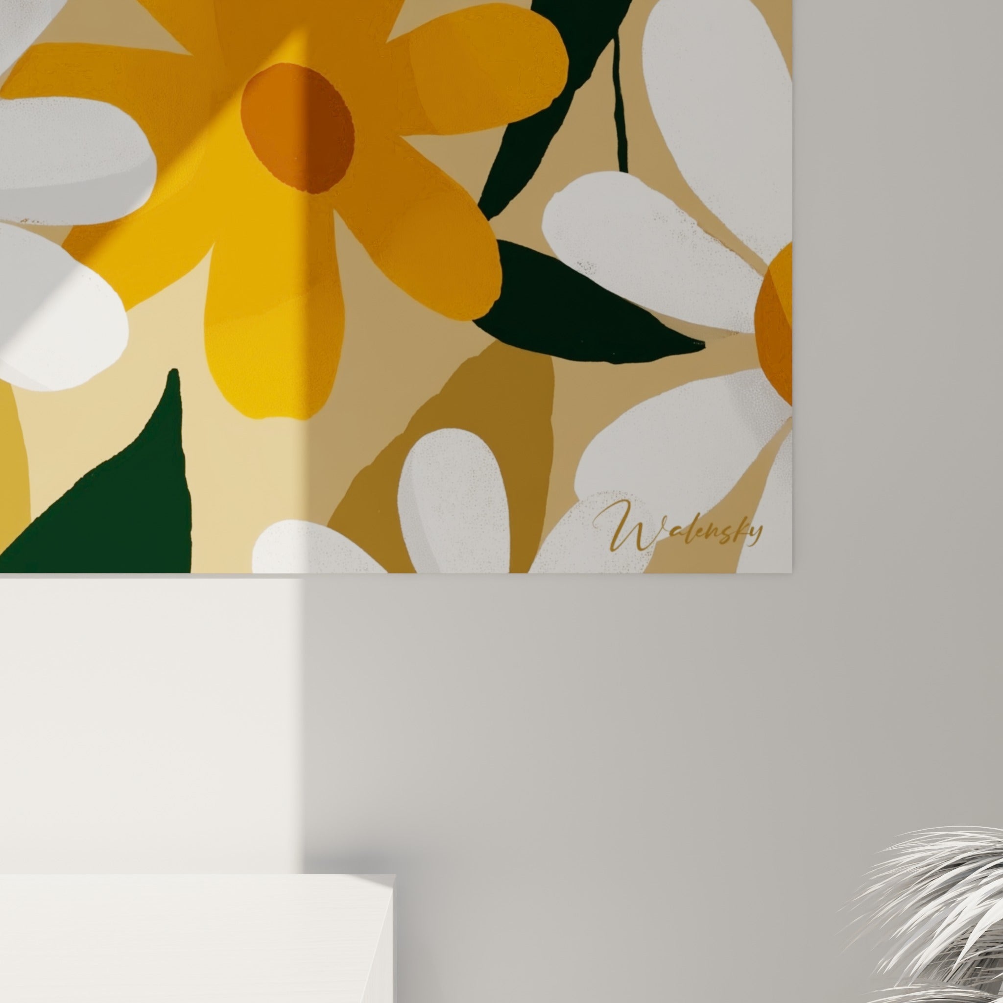 Détail des pétales blancs texturés et des cœurs orange sur fond beige doré à l'accroche