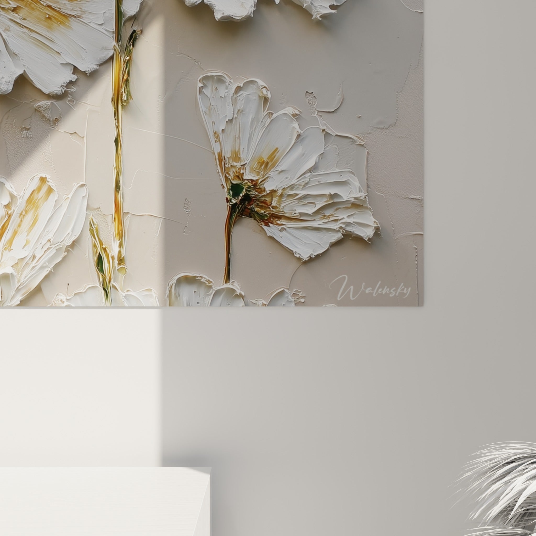Détail des pétales blancs sculptés et du cœur brun doré révélant le grain épais de la peinture
