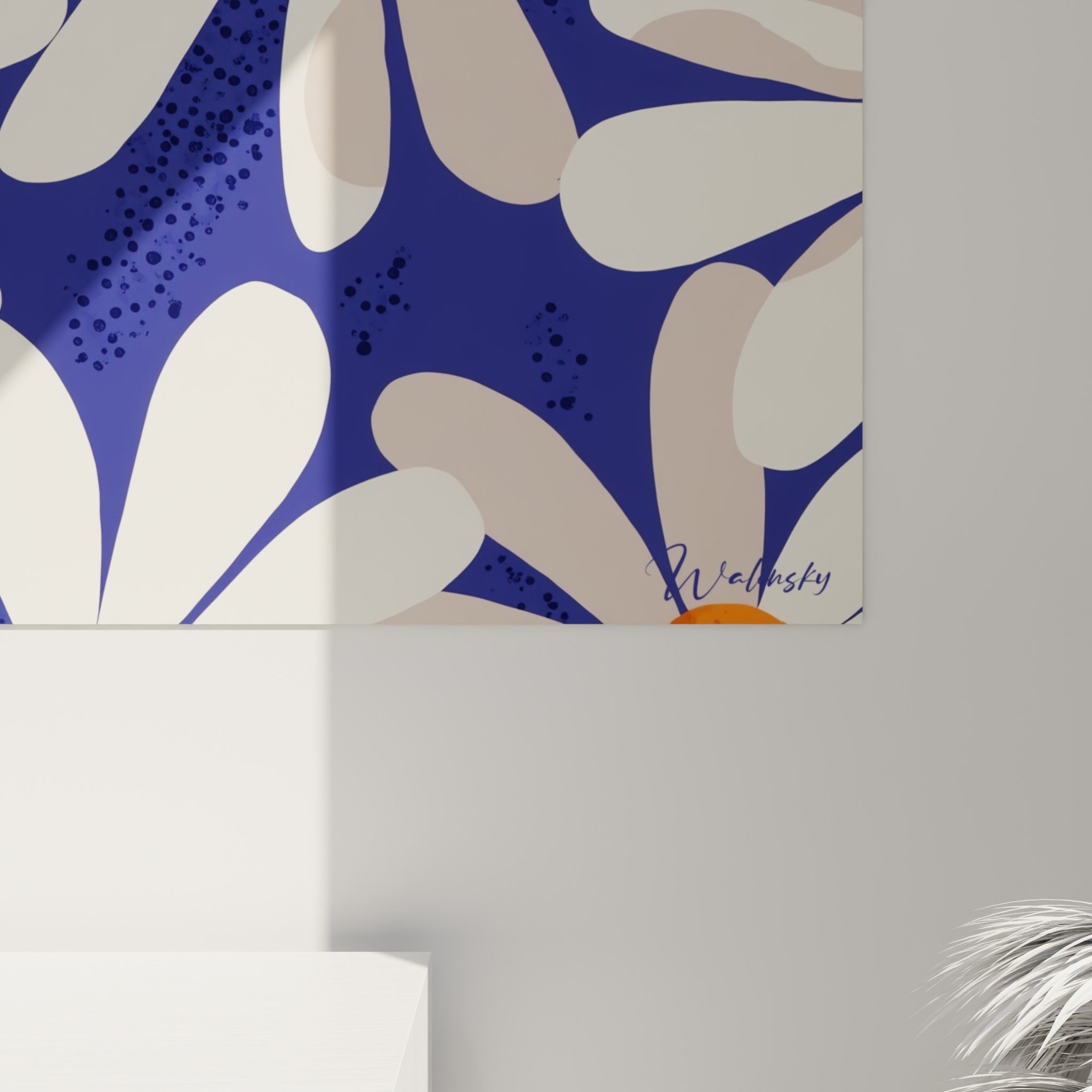 Grain et aplats de couleur visibles sur pétales beige et cœur orange de marguerite, contraste marqué avec le bleu marine