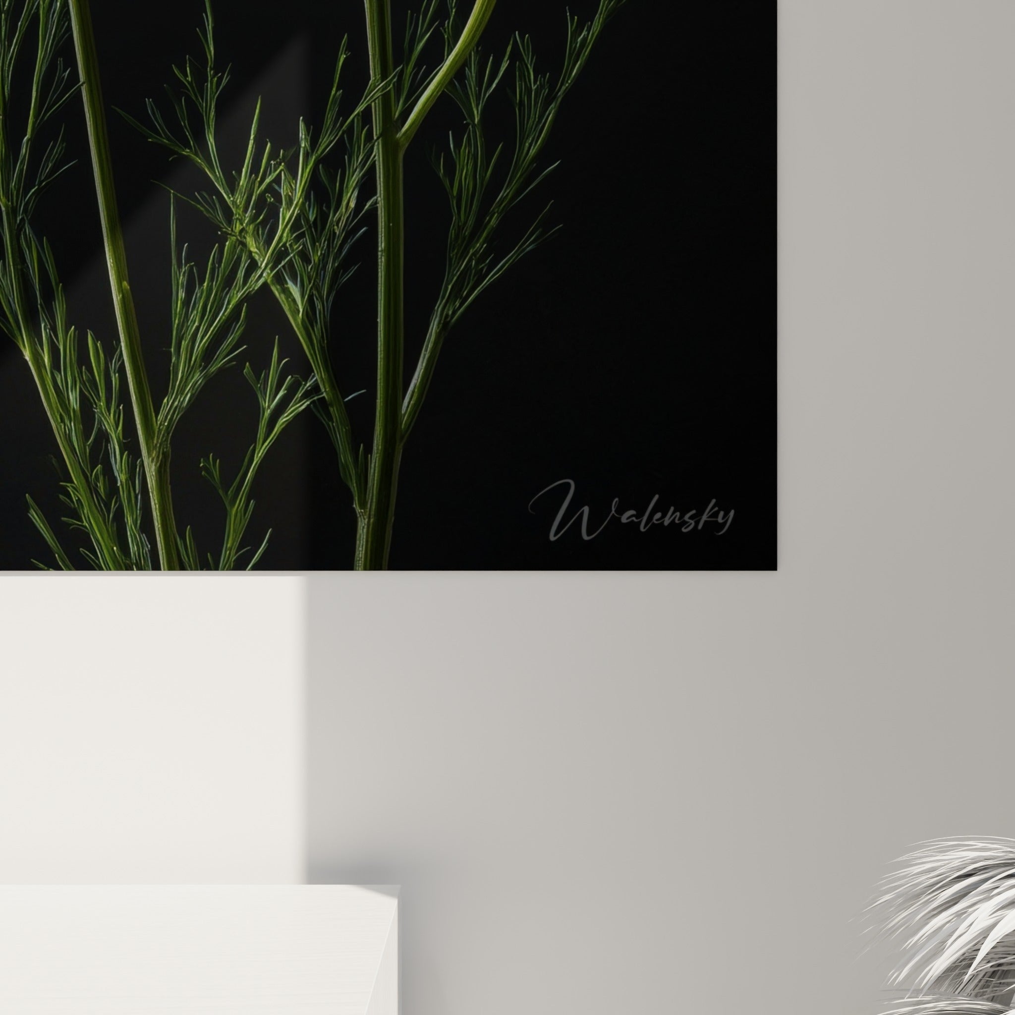 Empâtements de blanc et doré sur les pétales de marguerite, grain visible du fond noir texturé à l'impression