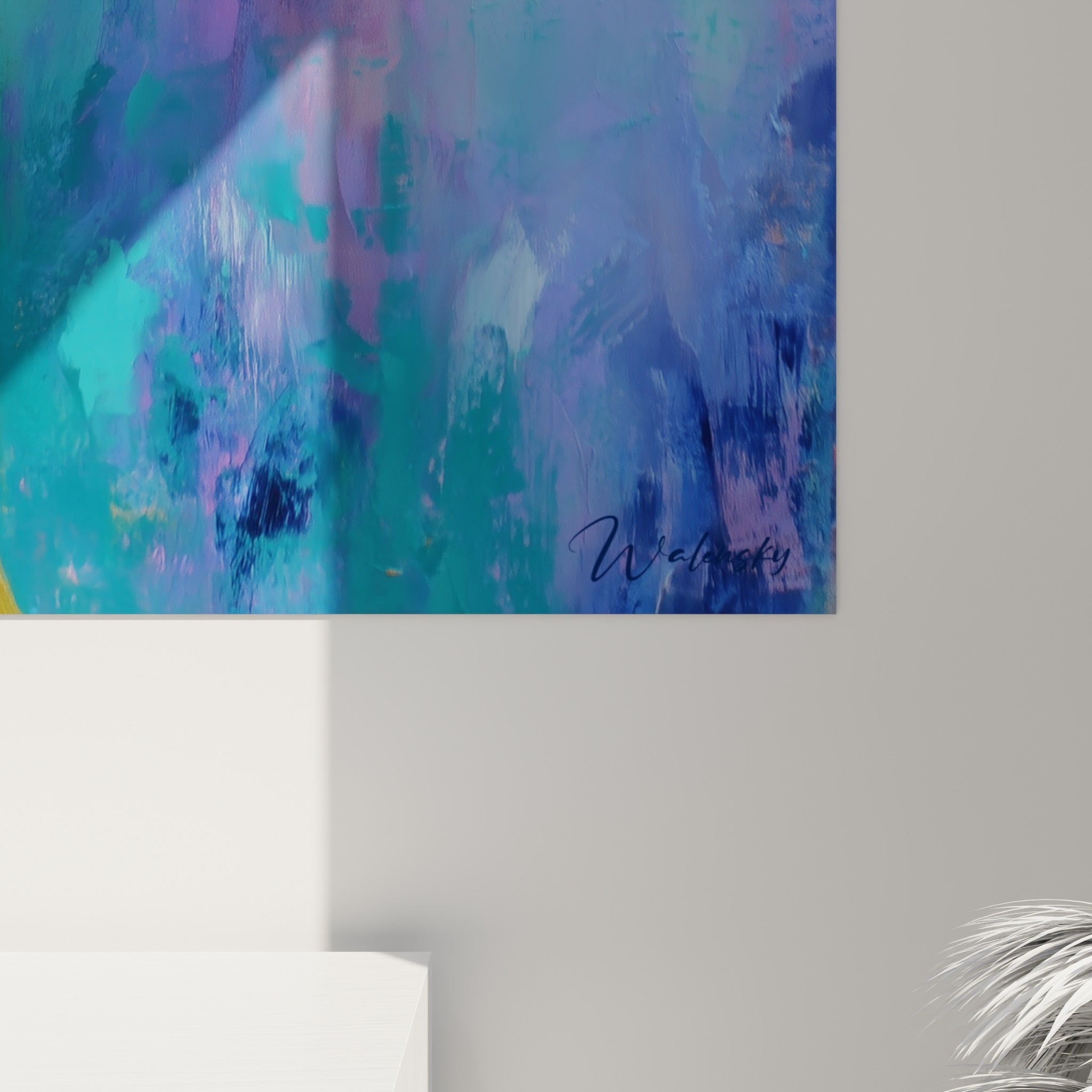 Empâtements de peinture révèlent le grain turquoise et violet des pétales de la marguerite