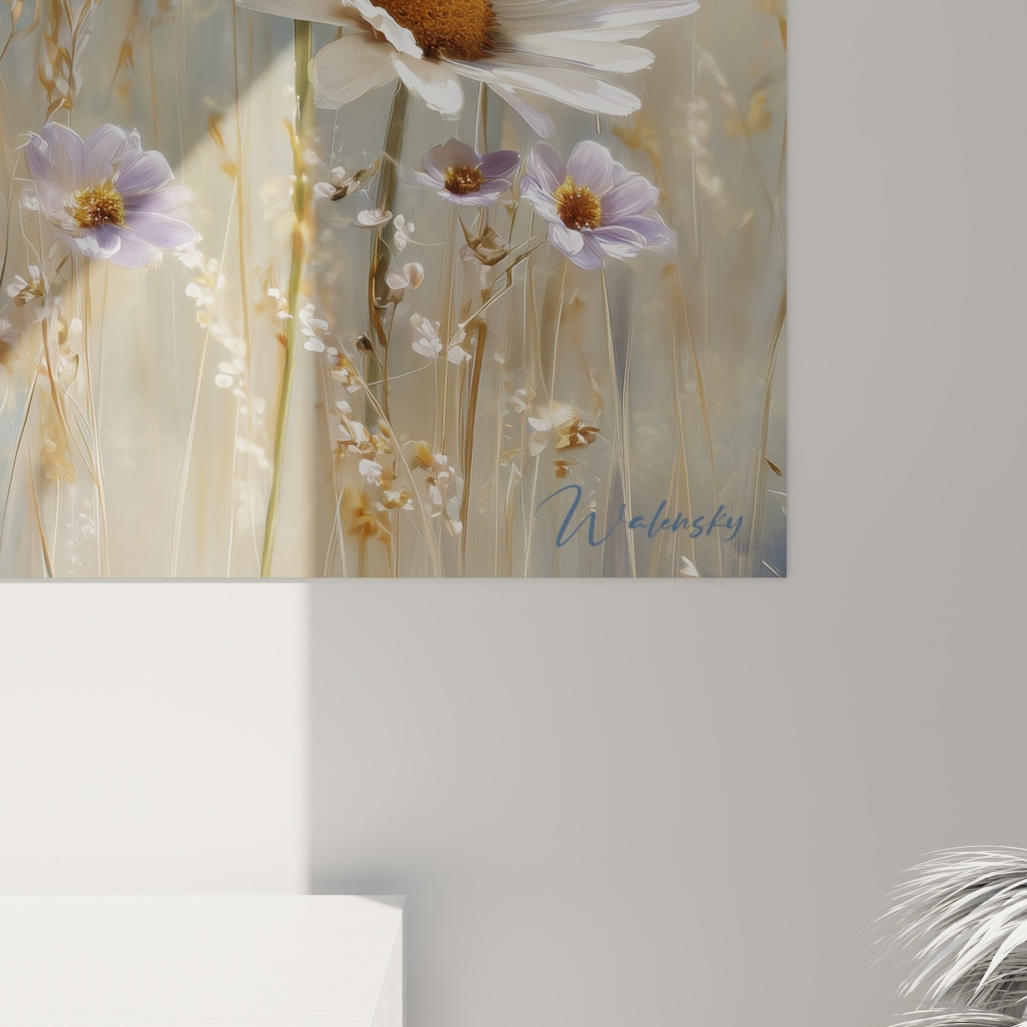 Pétales blancs et cœur doré d'une marguerite, texture picturale et coulures bleu pastel visibles
