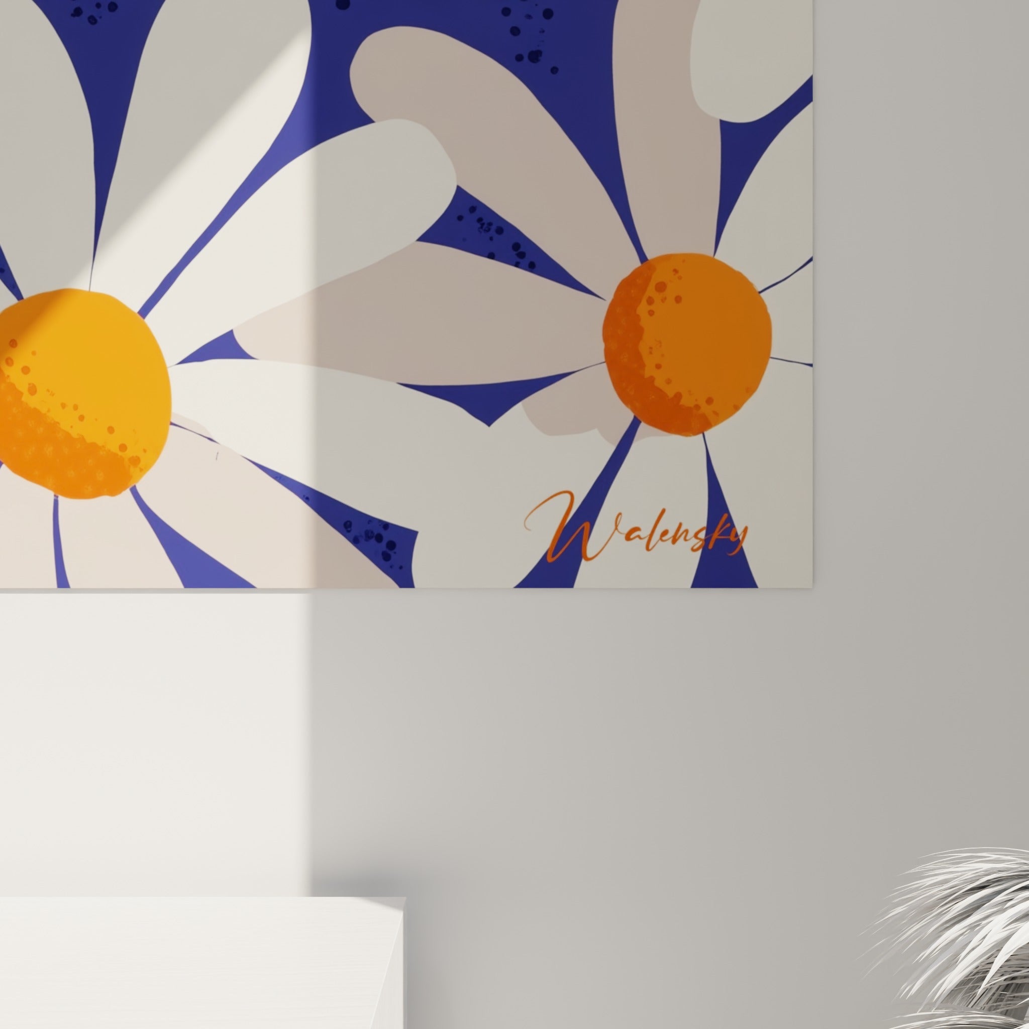 Pétales ivoire et taupe se chevauchent en gros plan, révélant la texture granuleuse des cœurs orangés sur fond bleu