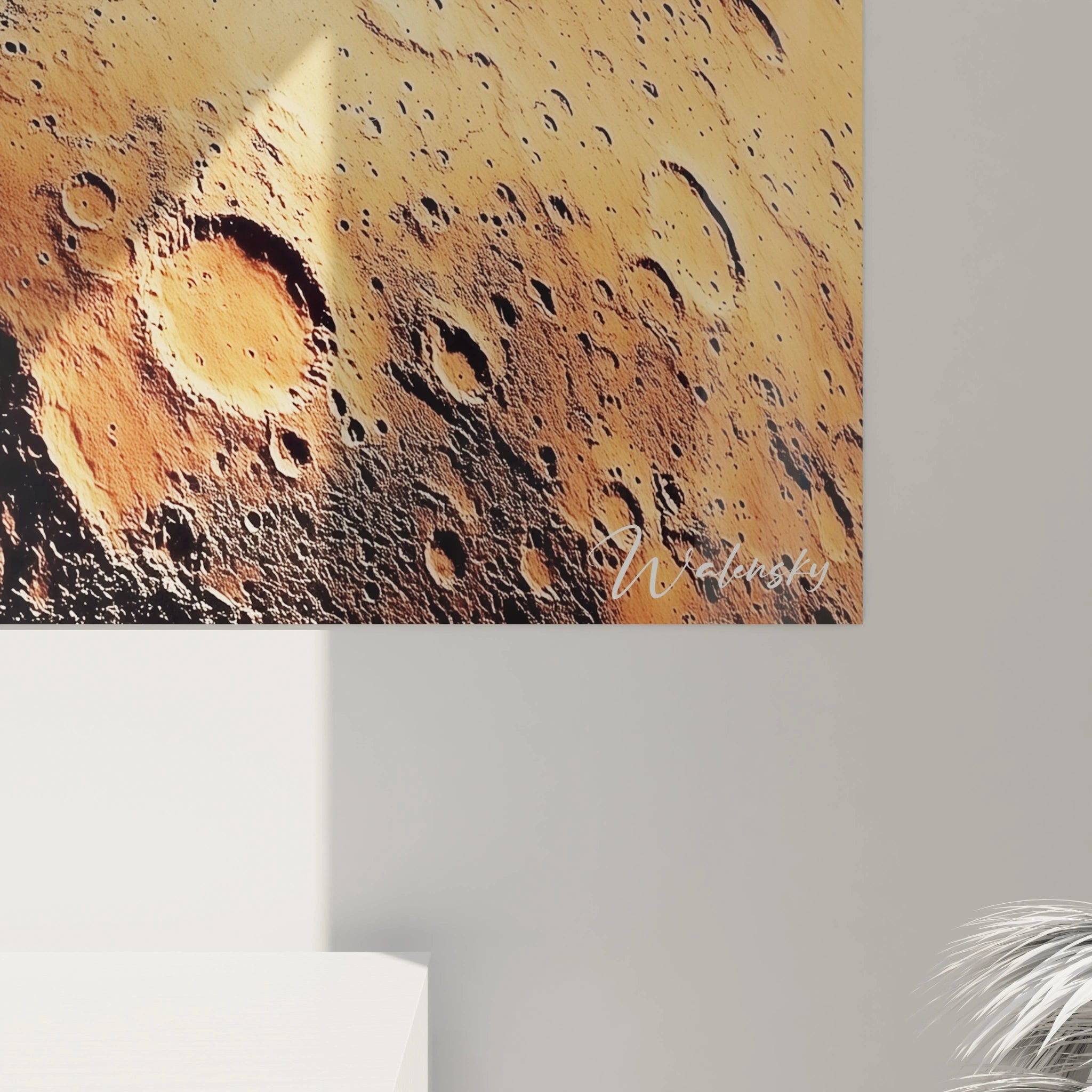 Un tableau espace montrant un sol extraterrestre texturé, aux tons noir, bronze et orange, avec des contrastes de lumière qui soulignent les crevasses et cratères présents sur la surface.