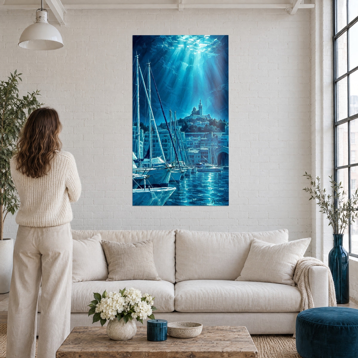 Port nocturne bleu indigo et rayons turquoise au-dessus d'un lit dans une chambre claire