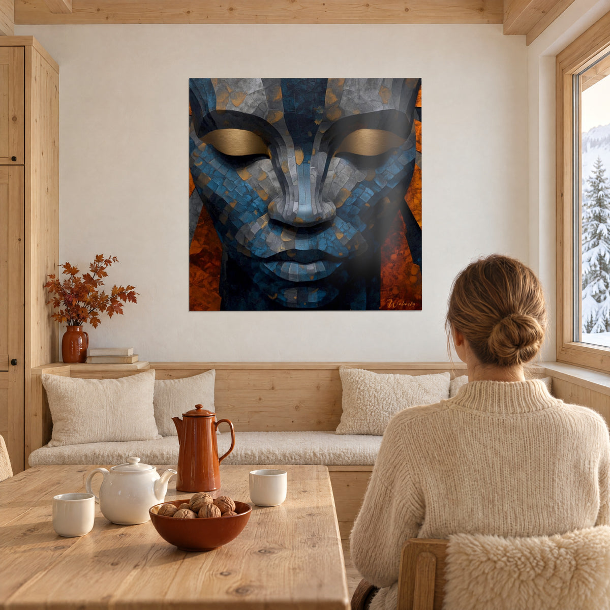 Cuadro efigie de mosaico con reflejos azul noche y oro, fondo naranja quemado, una mujer con moño suelto de espaldas junto a una mesa de madera de chalet de montaña