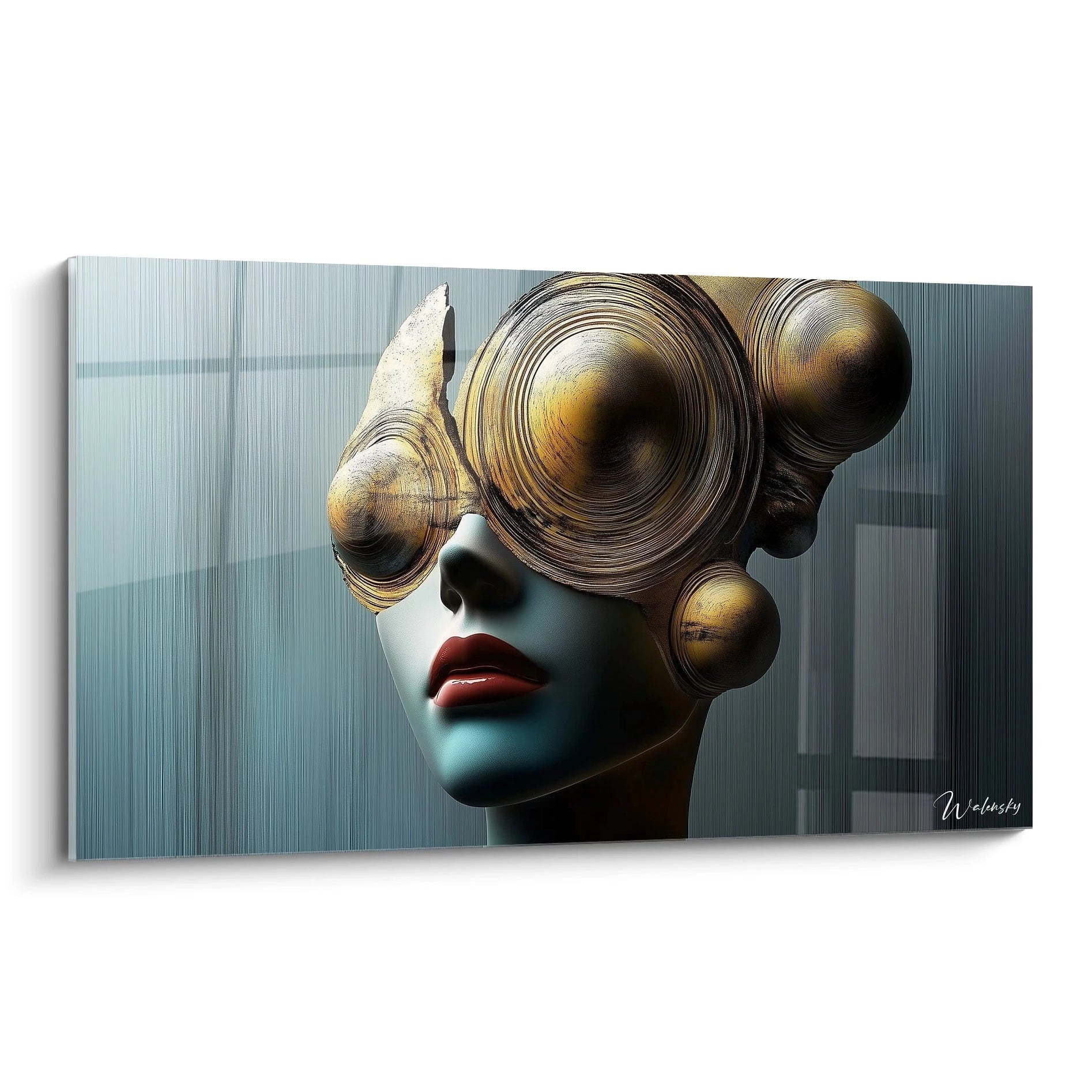 Un tableau artistique abstrait représentant un visage stylisé avec des formes géométriques, des textures métalliques dorées et argentées, sur un fond bleu et gris, créant un contraste net entre les éléments.