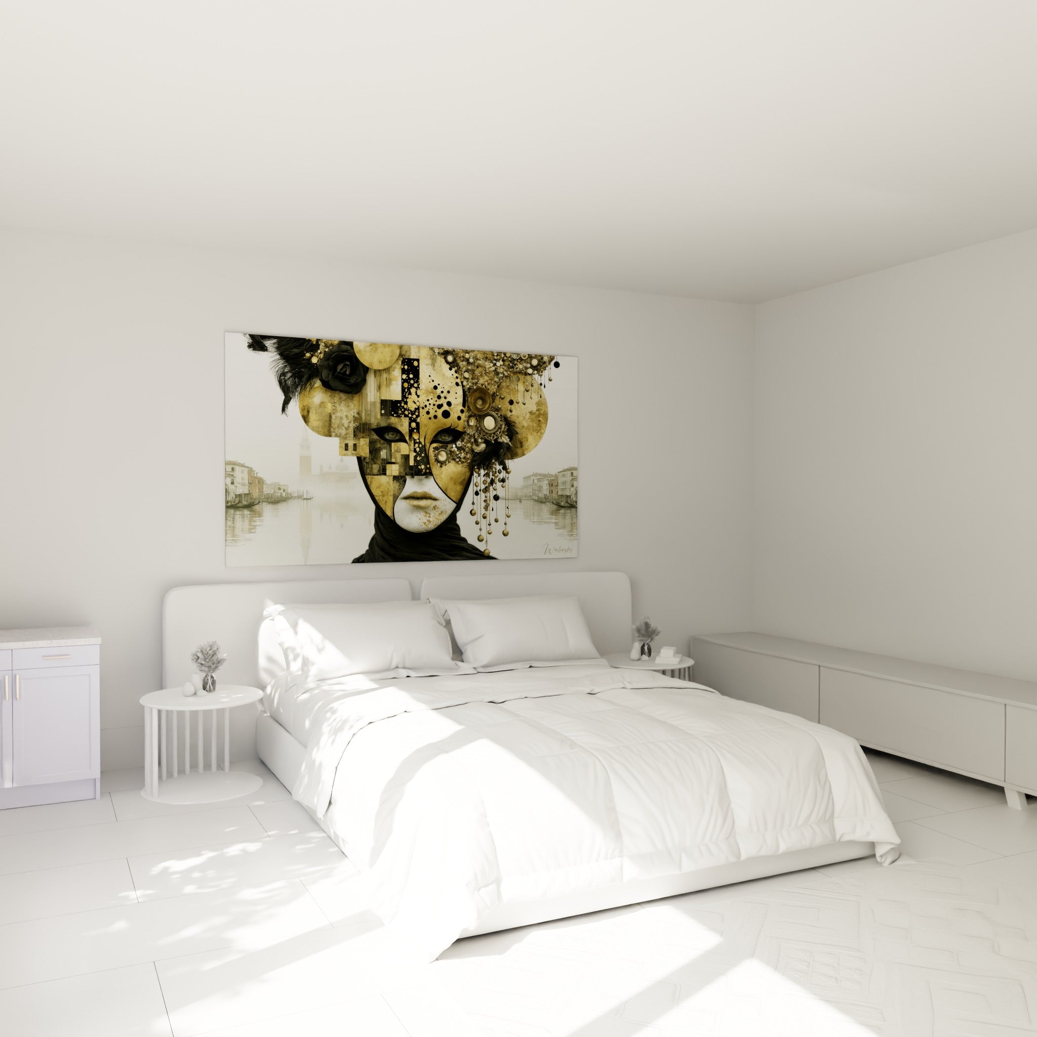Visage masqué doré et anthracite orné de plumes noires, au-dessus d'un lit dans une chambre claire