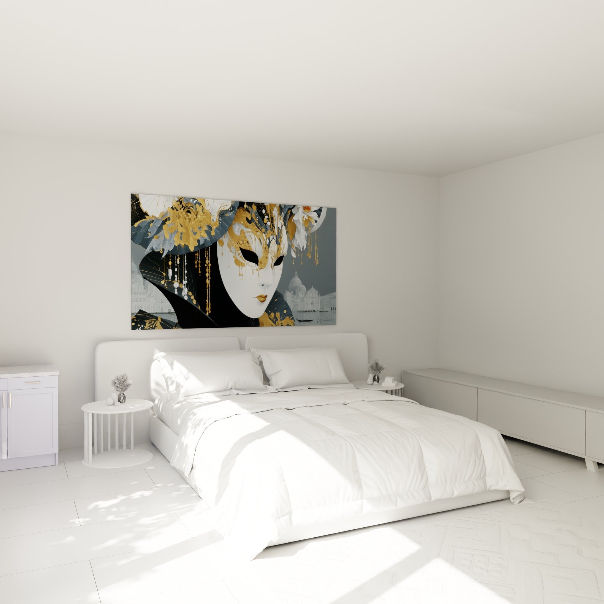Visage masqué blanc et or aux motifs baroques, accroché au-dessus d'un lit dans une chambre claire