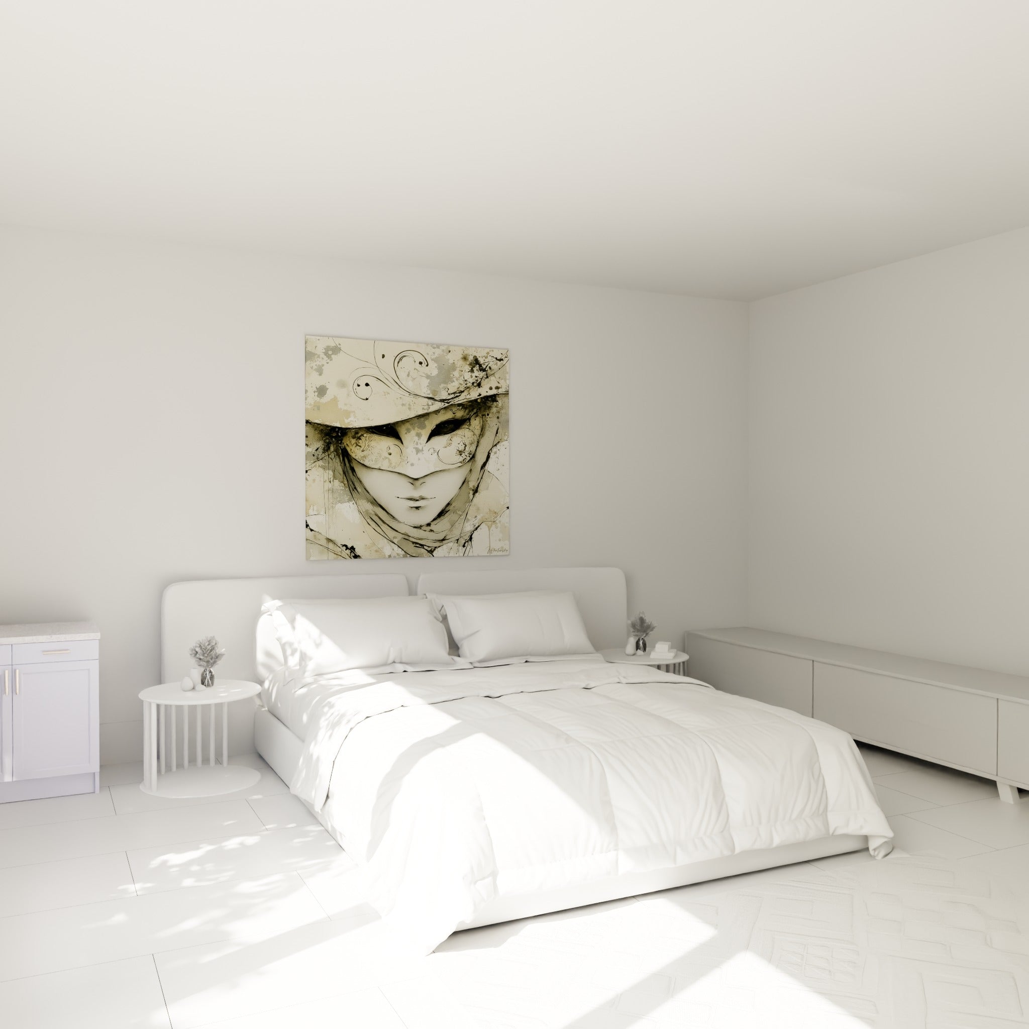 Visage masqué beige et noir aux motifs baroques accroché au-dessus d'un lit dans une chambre claire