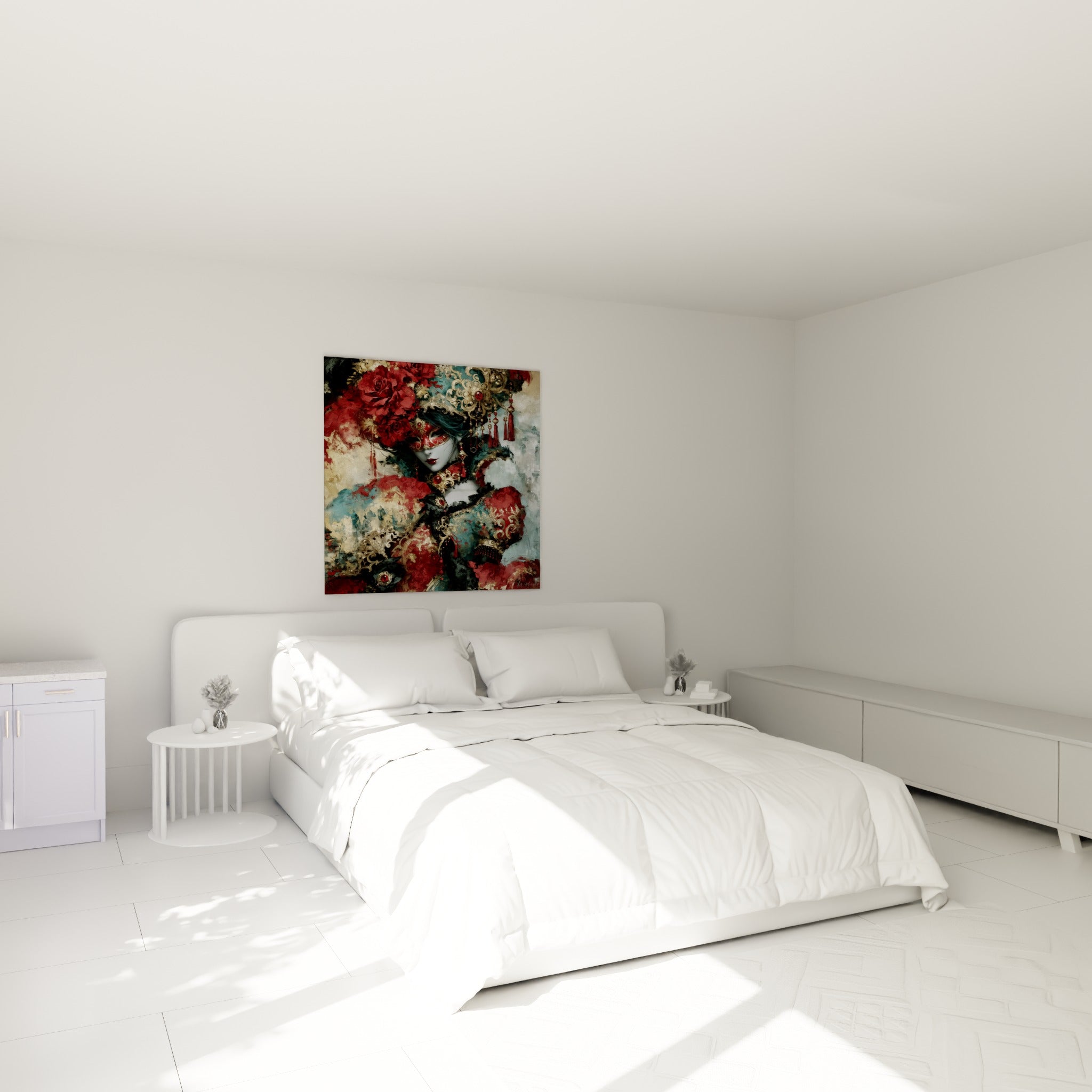 Visage masqué aux tons rouge carmin et doré, accroché au-dessus d'un lit dans une chambre claire